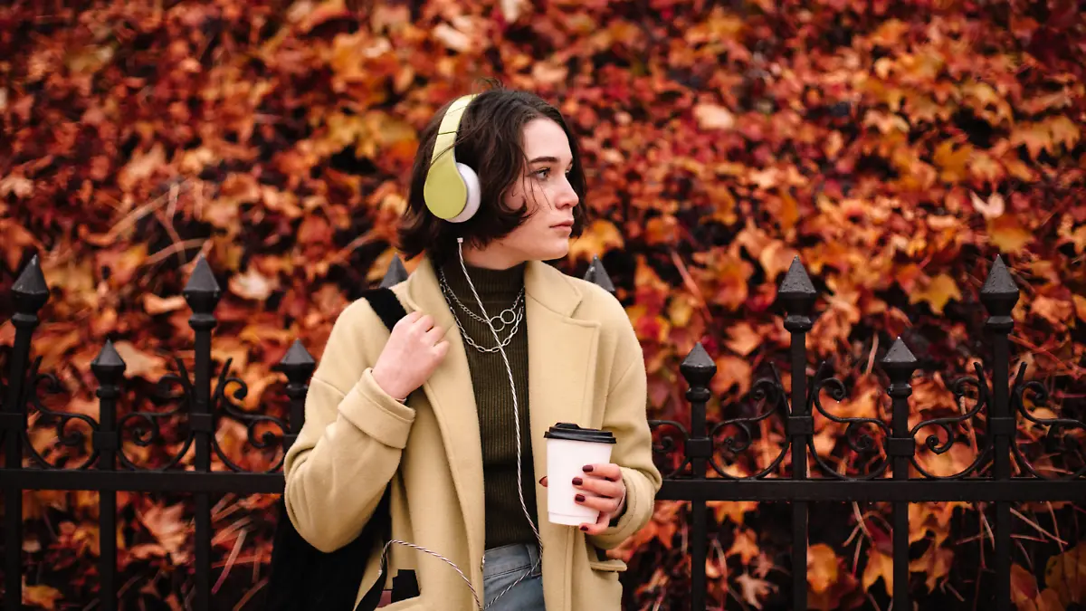 IMAGO Creative, Jahreszeit Herbst, Ferien IMAGO Creative: Ende des Sommers  Young woman listening music in headphones standing in city in autumn Kyiv, Kyiv City, Ukraine CR_DMBE220203-885866-01 ,model released, Symbolfoto