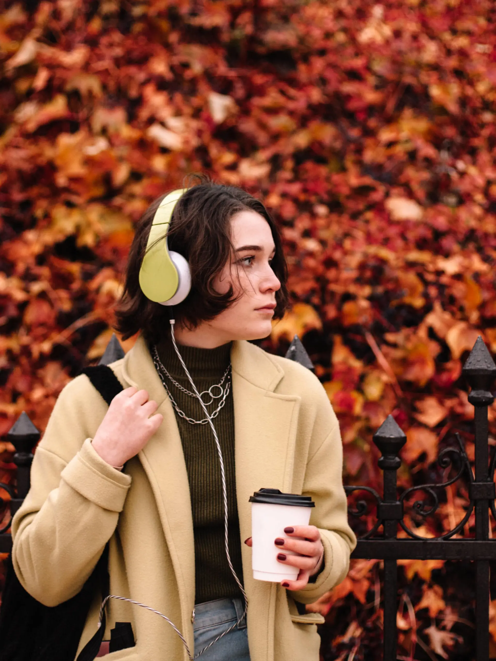 IMAGO Creative, Jahreszeit Herbst, Ferien IMAGO Creative: Ende des Sommers Young woman listening music in headphones standing in city in autumn Kyiv, Kyiv City, Ukraine CR_DMBE220203-885866-01 ,model released, Symbolfoto