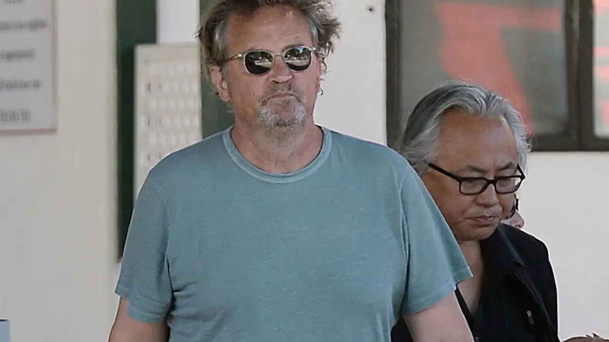 SONDERKONDITION 

Matthew Perry gestorben - letzte Fotos wenige Tage vor seinem Tod 

Mit nur 54 Jahren ist Matthew Perry tot in seinem Whirlpool aufgefunden worden. Wir haben womöglich die letzten Fotos, die ihn lebend zeigen. Bereits sehr aufgedunsen und fertig zeigte er sich am 21.10.2023 vor dem Restaurant Apple Pan, das für seine Burger bekannt ist. Er hatte verwuscheltes Haar und einen wilden Bart. Im einfachen T-Shirt, Jogginghose und Schuhen ohne Schnürsenkel traf er sich mit einem Freund. An Bauch und Hüften hatte der Friends-Star wieder zugelegt. Viele Jahre litt er an einer schweren Alkohol- und Tablettensucht. Nach insgesamt 15 Aufenthalten in Entzugskliniken schien Matthew eigentlich auf einem besseren Weg. Los Angeles, USA - 21.10.2023 

FOTOS EXKLUSIV  SONDERKONDITIONEN 

Copyright: hgm-press 

Verschlagwortung: AG1W, exklusiv, international, US, USA, Vereinigte Staaten, Amerika, Amerikaner, amerikanischer, amerikanisch, VIP, Promi, Prominenter, prominent, berühmt, Star, Celebrity, Schauspieler, Filmschauspieler, Film, Kino, Serienschauspieler, Serien-Schauspieler, Serie, Friends, Mathes, zugenommen, zugelegt, aufgeschwemmt, Bauch, dick, übergewichtig, Übergewicht, ungepflegt, aussen, außen, Ganzkörper, Ganzfigur, Portrait, Porträt,
