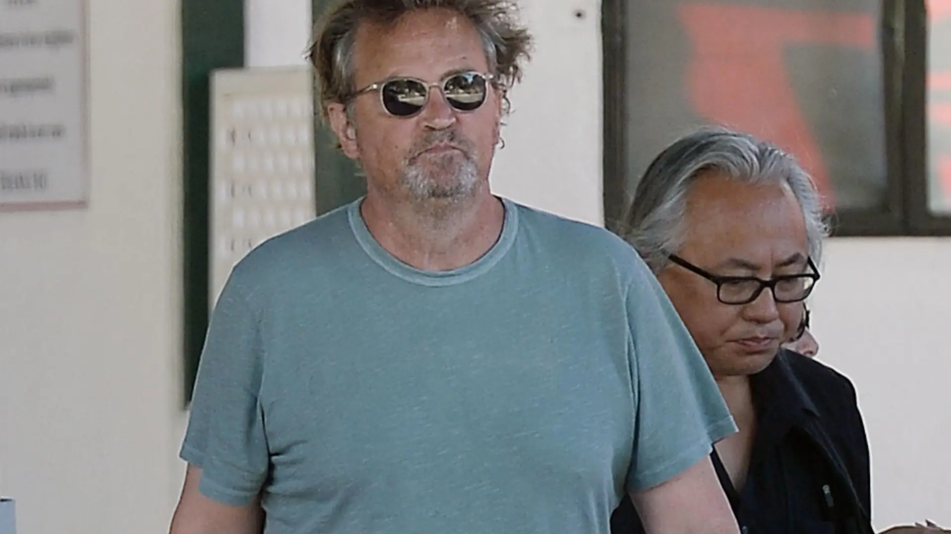 SONDERKONDITION
Matthew Perry gestorben - letzte Fotos wenige Tage vor seinem Tod
Mit nur 54 Jahren ist Matthew Perry tot in seinem Whirlpool aufgefunden worden. Wir haben womöglich die letzten Fotos, die ihn lebend zeigen. Bereits sehr aufgedunsen und fertig zeigte er sich am 21.10.2023 vor dem Restaurant Apple Pan, das für seine Burger bekannt ist. Er hatte verwuscheltes Haar und einen wilden Bart. Im einfachen T-Shirt, Jogginghose und Schuhen ohne Schnürsenkel traf er sich mit einem Freund. An Bauch und Hüften hatte der Friends-Star wieder zugelegt. Viele Jahre litt er an einer schweren Alkohol- und Tablettensucht. Nach insgesamt 15 Aufenthalten in Entzugskliniken schien Matthew eigentlich auf einem besseren Weg. Los Angeles, USA - 21.10.2023
FOTOS EXKLUSIV SONDERKONDITIONEN
Copyright: hgm-press
Verschlagwortung: AG1W, exklusiv, international, US, USA, Vereinigte Staaten, Amerika, Amerikaner, amerikanischer, amerikanisch, VIP, Promi, Prominenter, prominent, berühmt, Star, Celebrity, Schauspieler, Filmschauspieler, Film, Kino, Serienschauspieler, Serien-Schauspieler, Serie, Friends, Mathes, zugenommen, zugelegt, aufgeschwemmt, Bauch, dick, übergewichtig, Übergewicht, ungepflegt, aussen, außen, Ganzkörper, Ganzfigur, Portrait, Porträt,