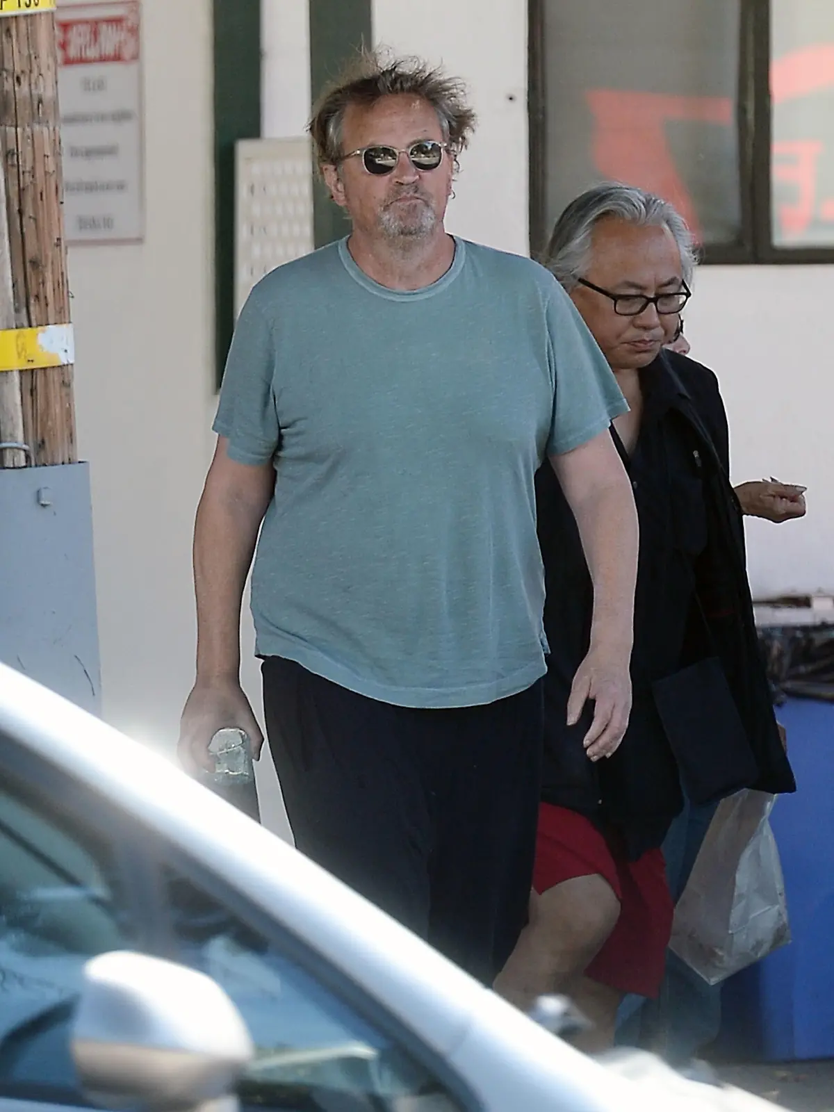 SONDERKONDITION 

Matthew Perry gestorben - letzte Fotos wenige Tage vor seinem Tod 

Mit nur 54 Jahren ist Matthew Perry tot in seinem Whirlpool aufgefunden worden. Wir haben womöglich die letzten Fotos, die ihn lebend zeigen. Bereits sehr aufgedunsen und fertig zeigte er sich am 21.10.2023 vor dem Restaurant Apple Pan, das für seine Burger bekannt ist. Er hatte verwuscheltes Haar und einen wilden Bart. Im einfachen T-Shirt, Jogginghose und Schuhen ohne Schnürsenkel traf er sich mit einem Freund. An Bauch und Hüften hatte der Friends-Star wieder zugelegt. Viele Jahre litt er an einer schweren Alkohol- und Tablettensucht. Nach insgesamt 15 Aufenthalten in Entzugskliniken schien Matthew eigentlich auf einem besseren Weg. Los Angeles, USA - 21.10.2023 

FOTOS EXKLUSIV  SONDERKONDITIONEN 

Copyright: hgm-press 

Verschlagwortung: AG1W, exklusiv, international, US, USA, Vereinigte Staaten, Amerika, Amerikaner, amerikanischer, amerikanisch, VIP, Promi, Prominenter, prominent, berühmt, Star, Celebrity, Schauspieler, Filmschauspieler, Film, Kino, Serienschauspieler, Serien-Schauspieler, Serie, Friends, Mathes, zugenommen, zugelegt, aufgeschwemmt, Bauch, dick, übergewichtig, Übergewicht, ungepflegt, aussen, außen, Ganzkörper, Ganzfigur, Portrait, Porträt,
