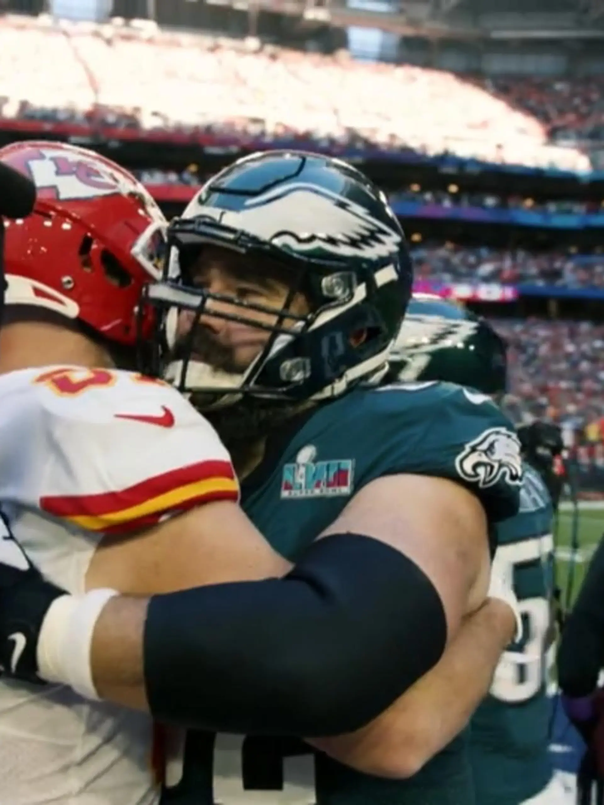Travis Kelce von den Kansas City Chiefs und Jason Kelce von den Philadelphia Eagles sind Superstars in ihren Teams.