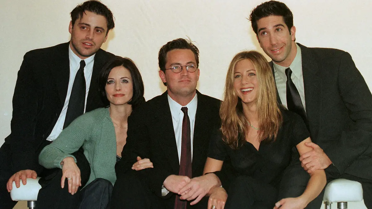 FILE PHOTO: The cast of the American TV sitcom "Friends" Courteney Cox, Matt Le Blanc, Matthew Perry, David Schwimmer and Jennifer Aniston pose for pictures at Channel 4 Television Centre, in London, Britain March 25, 1998. Russell Boyce/REUTERS/File Photo