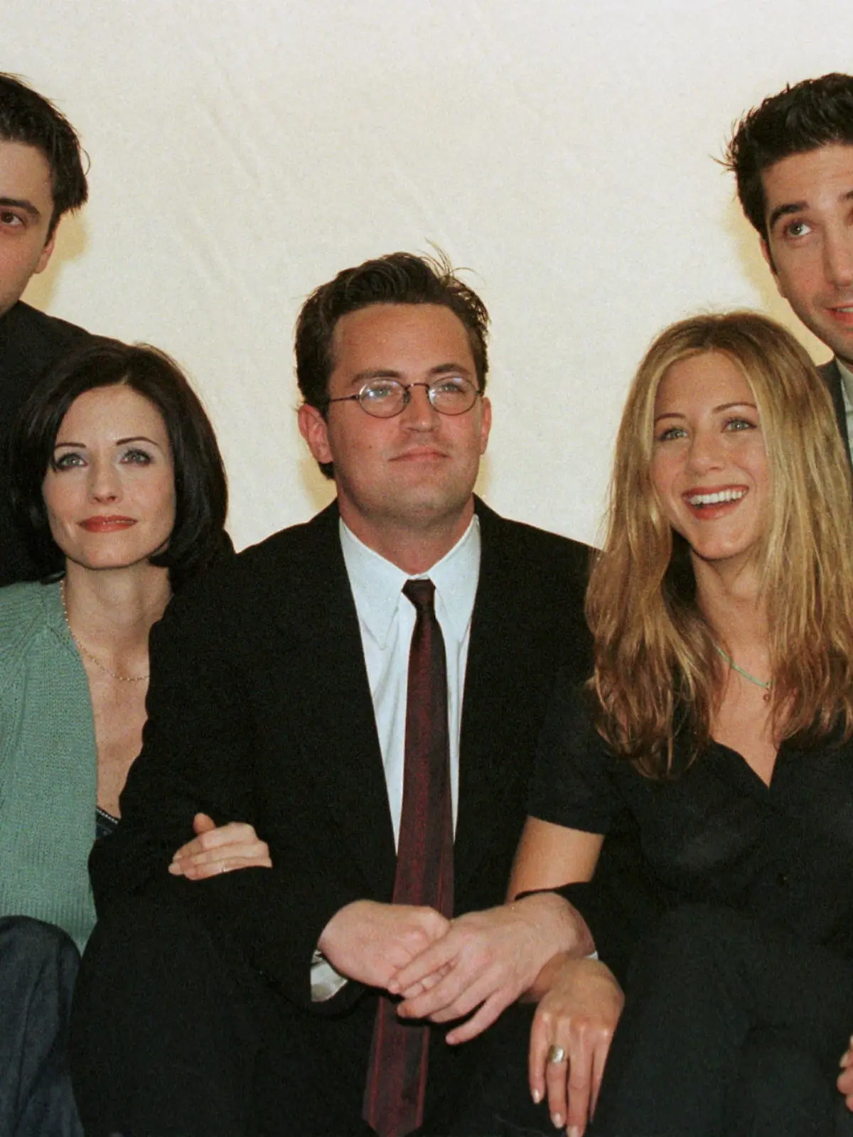 FILE PHOTO: The cast of the American TV sitcom "Friends" Courteney Cox, Matt Le Blanc, Matthew Perry, David Schwimmer and Jennifer Aniston pose for pictures at Channel 4 Television Centre, in London, Britain March 25, 1998. Russell Boyce/REUTERS/File Photo