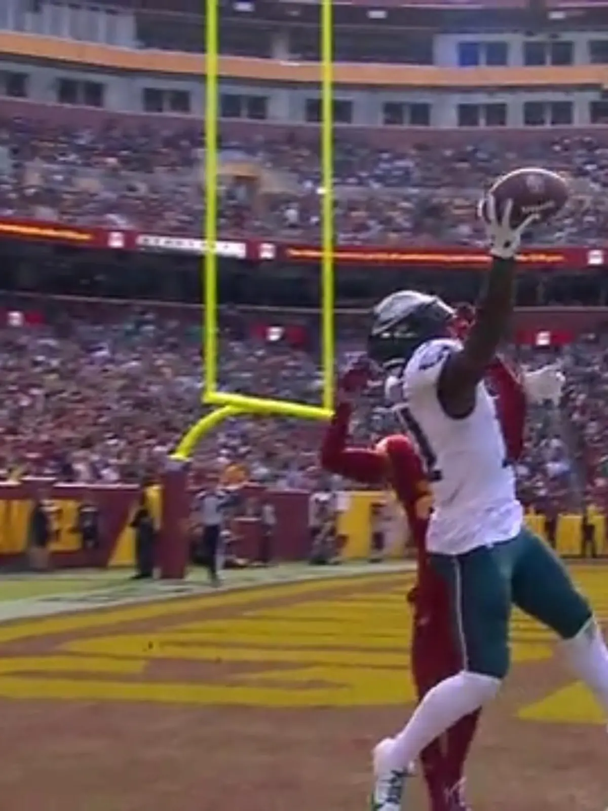 A. J. Brown von den Philadelphia Eagles gelingt ein beeindruckender Catch zum Touchdown gegen die Commanders.