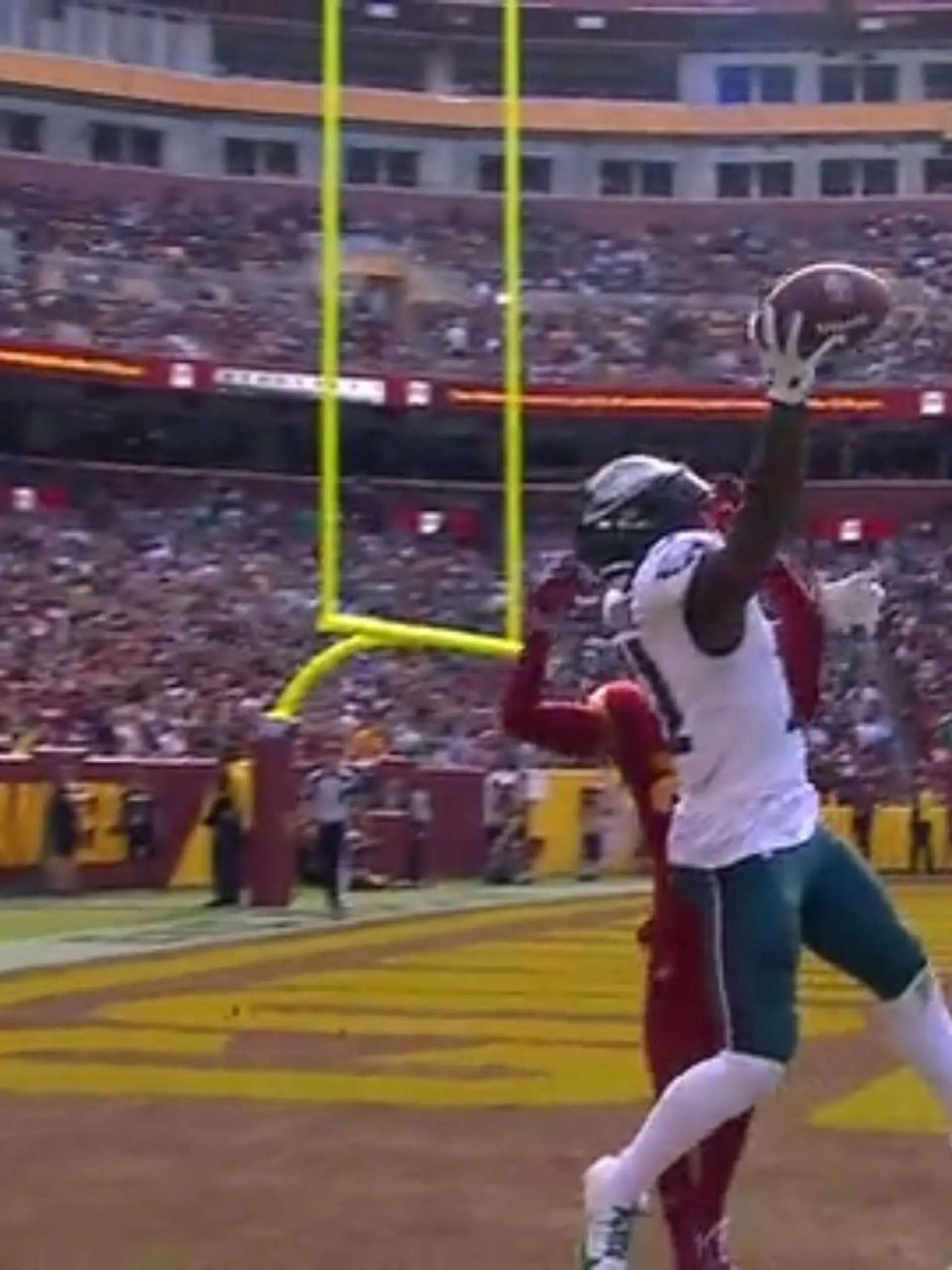 A. J. Brown von den Philadelphia Eagles gelingt ein beeindruckender Catch zum Touchdown gegen die Commanders.