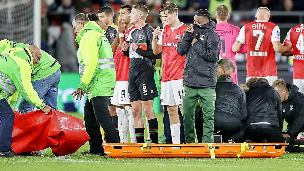 ALKMAAR - 29-10-2023, AFAS Stadium. Dutch Eredivisie Football season 2023 / 2024, during the match AZ - NEC. NEC player Bas Dost in circle being helped by doctors AZ - NEC PUBLICATIONxNOTxINxNED x22953534x Copyright: