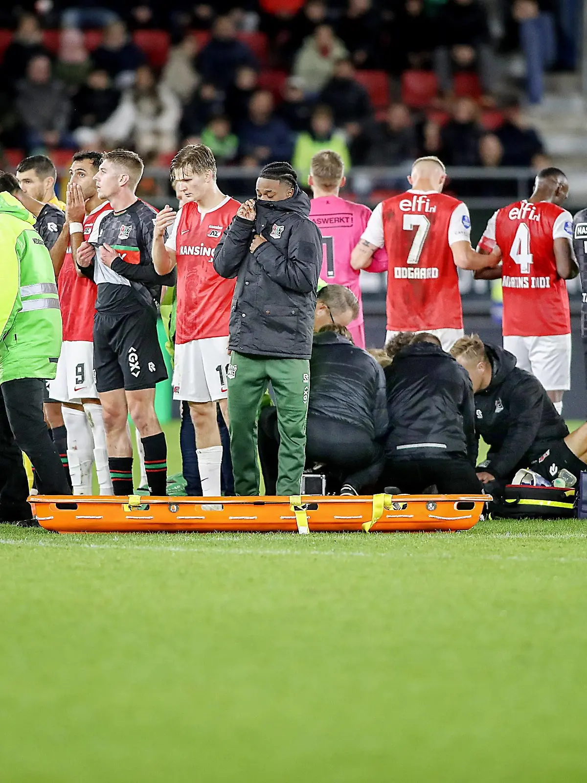 ALKMAAR - 29-10-2023, AFAS Stadium. Dutch Eredivisie Football season 2023 / 2024, during the match AZ - NEC. NEC player Bas Dost in circle being helped by doctors AZ - NEC PUBLICATIONxNOTxINxNED x22953534x Copyright: