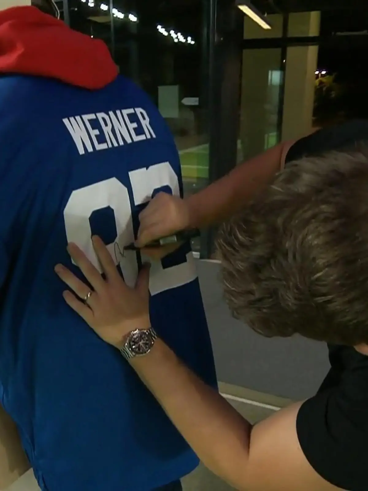 Björn Werner und Coach Esume erfüllen mal eben den Autogrammwunsch eines Fans.