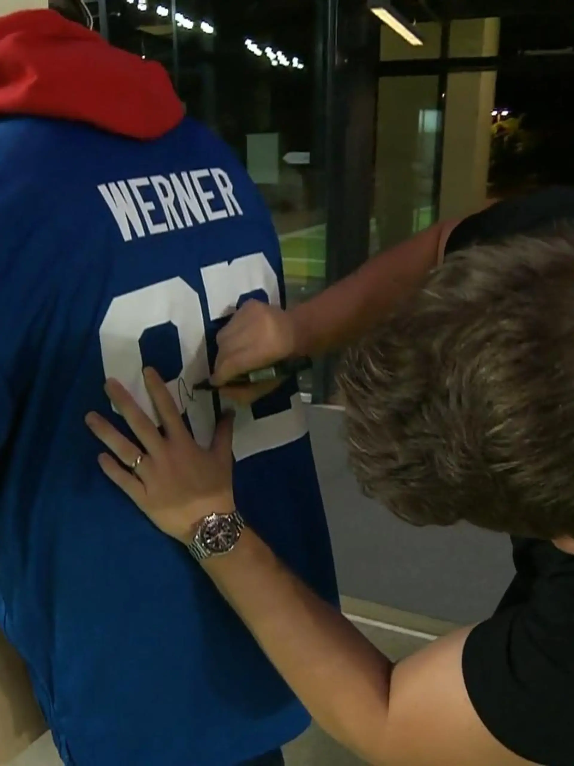 Björn Werner und Coach Esume erfüllen mal eben den Autogrammwunsch eines Fans.