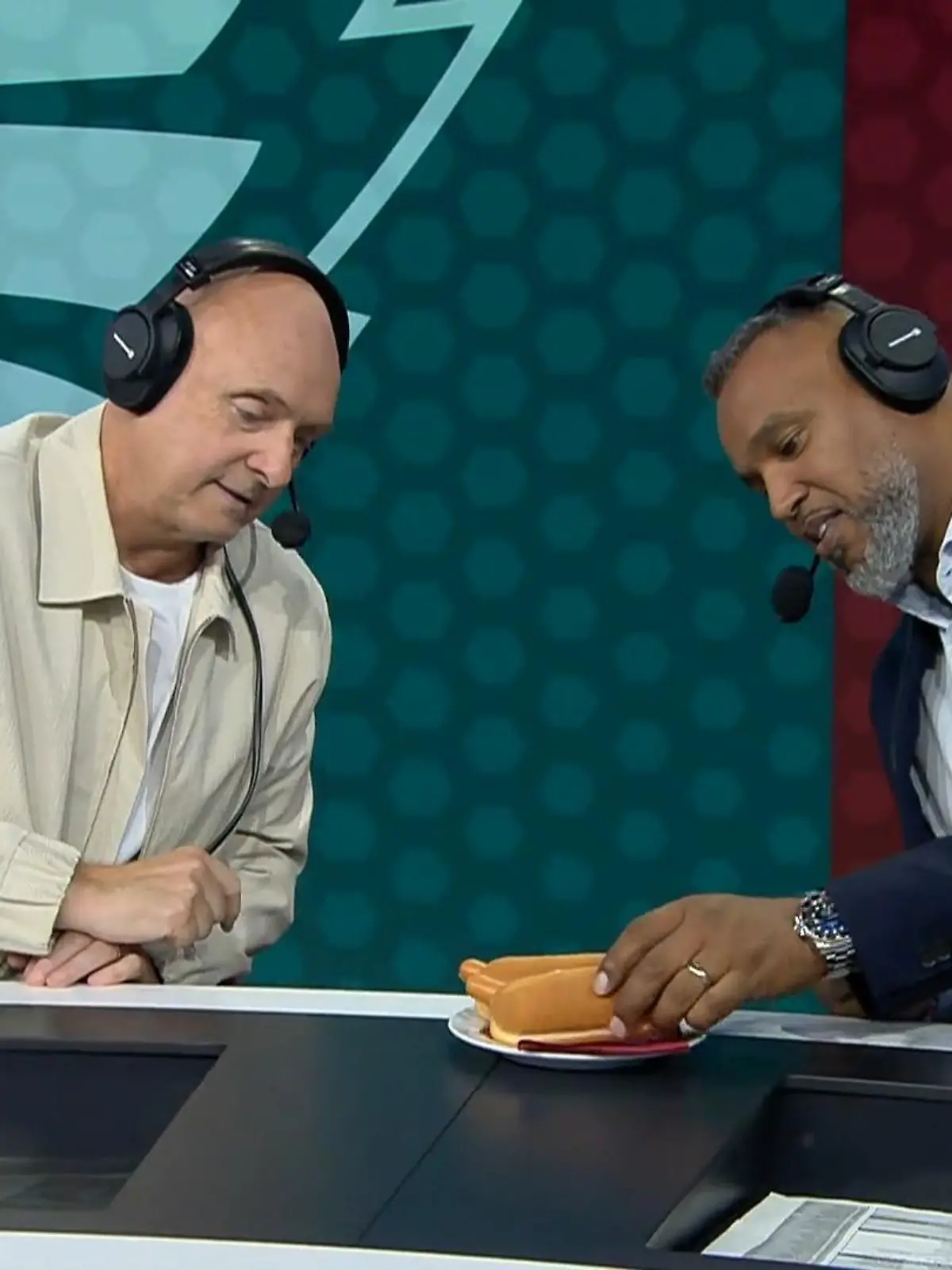 Kleine Stärkung während der Live-Sendung, Hot Dogs für alle im NFL-Studio.