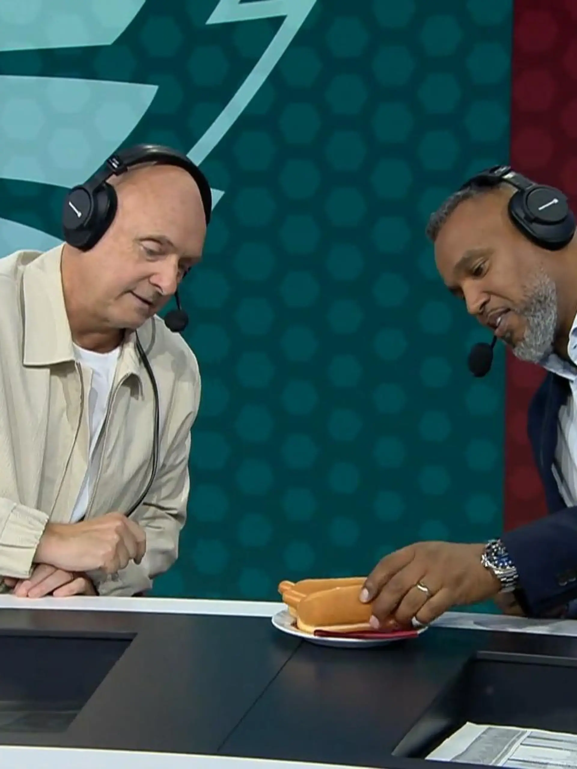 Kleine Stärkung während der Live-Sendung, Hot Dogs für alle im NFL-Studio.