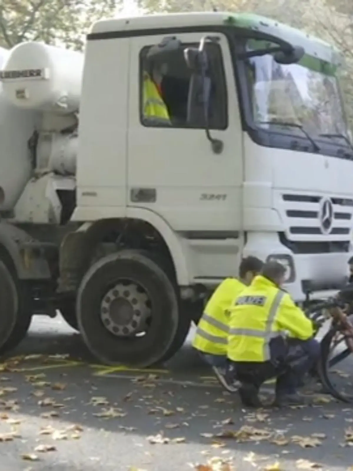 Eine Frau (44) liegt in Berlin mit schwersten Verletzungen auf der Straße – ein Betonmischer hatte sie überrollt. Die Radfahrerin kämpft um ihr Leben. Doch die Feuerwehr kommt nicht richtig durch und kann nicht helfen, weil Klima-Kleber ein Verkehrschaos produzieren – im Video. Ein Klima-Aktivist kommentierte danach in einem Tweet: „Es ist Klimakampf, nicht Klimakuscheln & shit happens.“