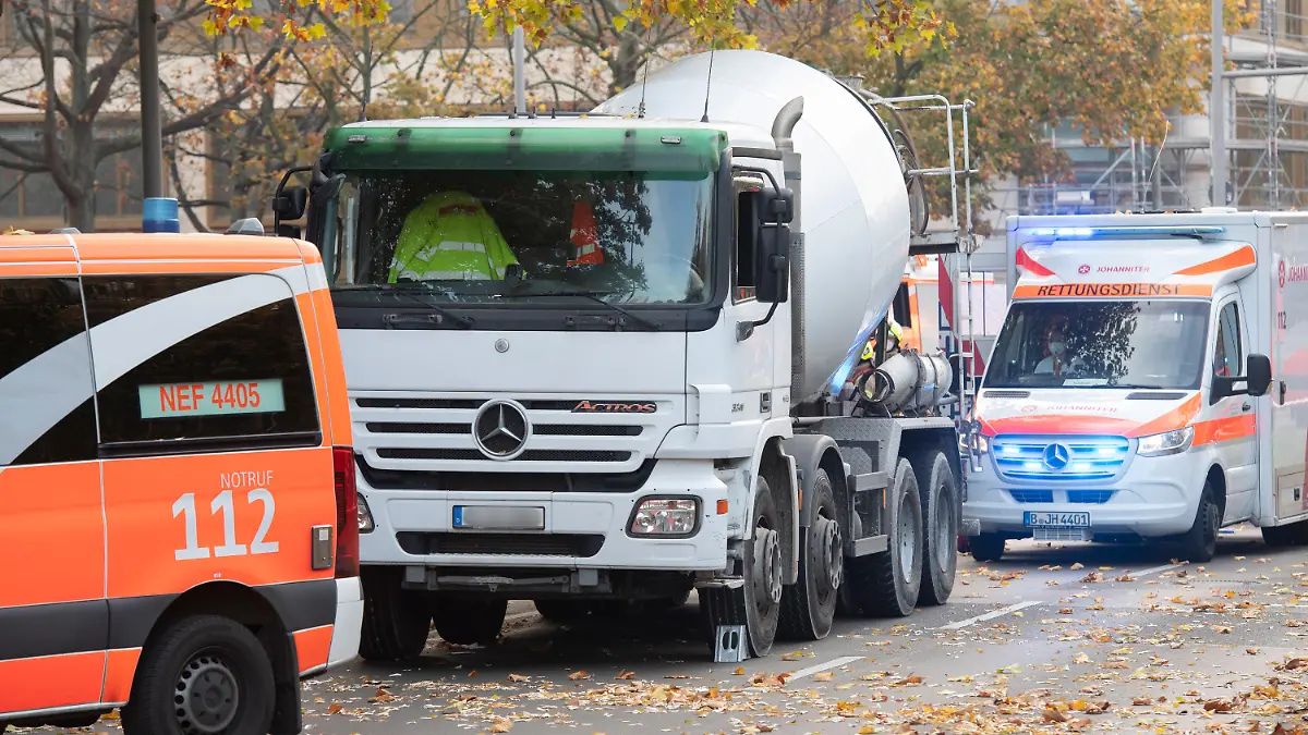 31.10.2022, Berlin: Ein Betonmisch-Fahrzeug steht an der Bundesallee in Berlin-Wilmersdorf, wo eine Radfahrerin  bei dem Verkehrsunfall mit einem Lastwagen lebensgefährlich verletzt wurde. Die Verletzte sei unter dem Betonmischer eingeklemmt worden, teilte ein Sprecher der Feuerwehr mit. Auch der Lkw-Fahrer wurde bei dem Unfall verletzt. Einsatzkräfte der Berliner Feuerwehr sind nach Angaben eines Sprechers wegen Protesten von Klimademonstranten zudem verspätet am Unfallort eingetroffen. Foto: Paul Zinken/dpa - ACHTUNG: Kennzeichen wurde aus rechtlichen Gründen gepixelt +++ dpa-Bildfunk +++
