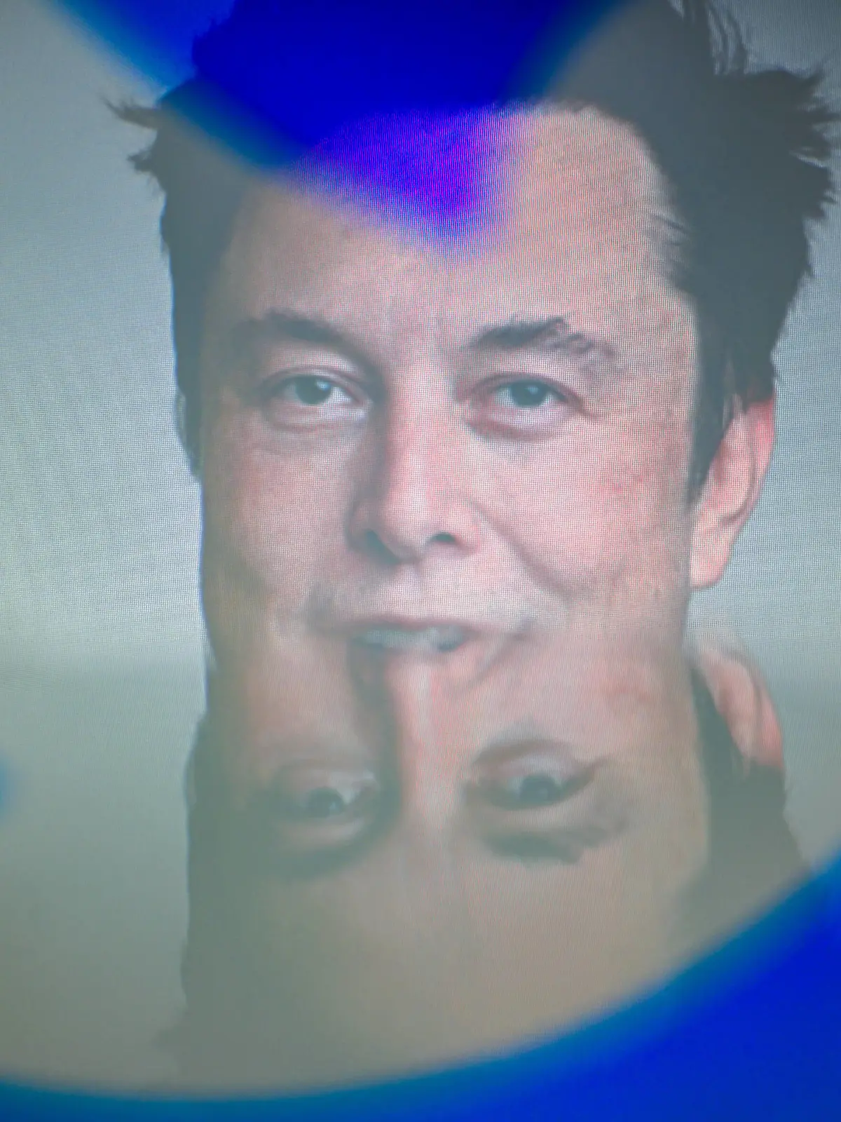 News Bilder des Tages October 28, 2022, Clermont Ferrand, Auvergne Rhone Alpes, France: Elon Musk completes $44 billion deal to own Twitter. Elon Musk has officially taken control of the social network and already fired leaders. The bird is freed , he tweeted soon after the announcement. Stock pictures - Clermont-Ferrand, October 28, 2022. Clermont Ferrand France - ZUMAf173 20221028_zip_f173_002 Copyright: xAdrienxFillonx