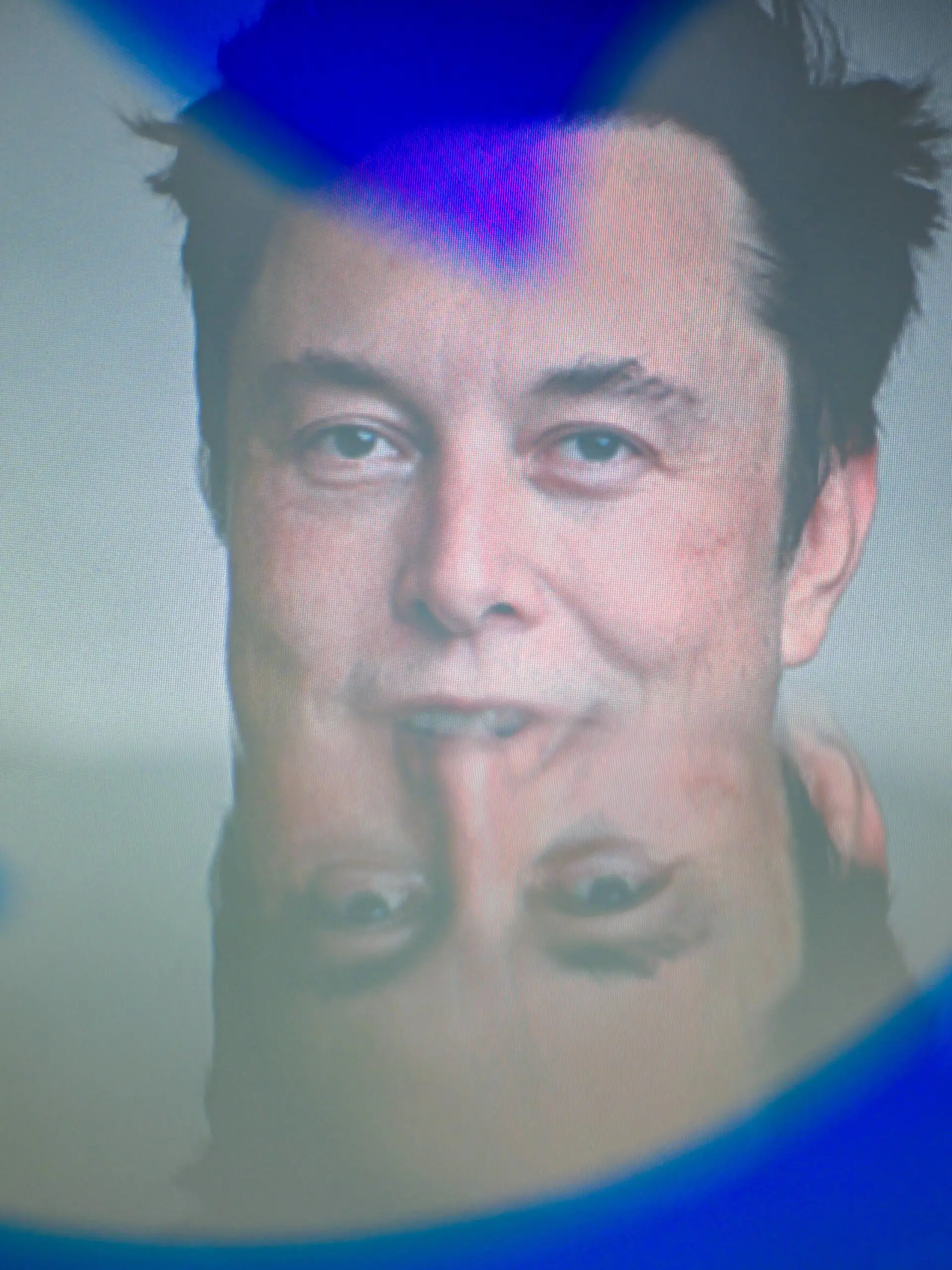 News Bilder des Tages October 28, 2022, Clermont Ferrand, Auvergne Rhone Alpes, France: Elon Musk completes $44 billion deal to own Twitter. Elon Musk has officially taken control of the social network and already fired leaders. The bird is freed , he tweeted soon after the announcement. Stock pictures - Clermont-Ferrand, October 28, 2022. Clermont Ferrand France - ZUMAf173 20221028_zip_f173_002 Copyright: xAdrienxFillonx