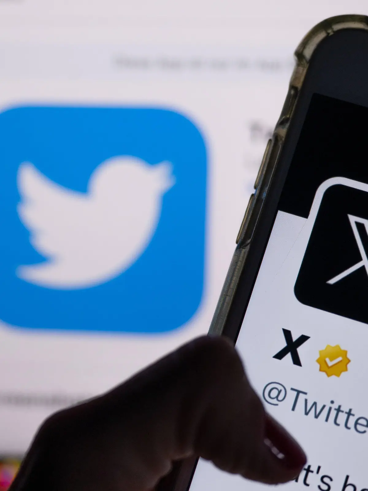 ARCHIV - 24.07.2023, Berlin: ILLUSTRATION -Auf dem offiziellen Profil von Twitter auf dem Bildschirm eines Smartphones ist der weiße Buchstabe X auf schwarzem Hintergrund zu sehen, während im Hintergrund das bisherige Logo des Kurznachrichten-Dienstes Twitter angezeigt wird. Als Elon Musk Twitter kaufte, versprach er mehr Redefreiheit. Ein Jahr später funktioniert die Plattform, die jetzt X heißt, anders als einst Twitter. Wie man damit Geld verdient, hat der reichste Mann der Welt noch nicht herausgefunden. (zu dpa «Twitter + Musk = X - Wie ein Jahr die Online-Plattform veränderte») Foto: Monika Skolimowska/dpa +++ dpa-Bildfunk +++