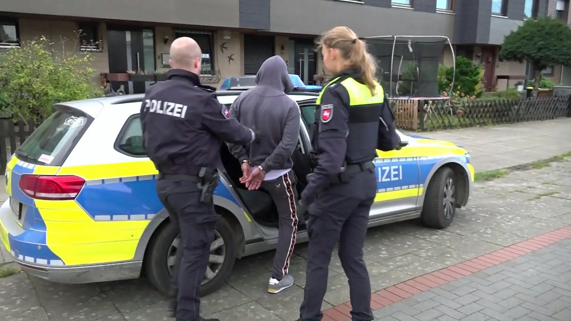 Der Mann lässt sich ohne großen Widerstand abführen.