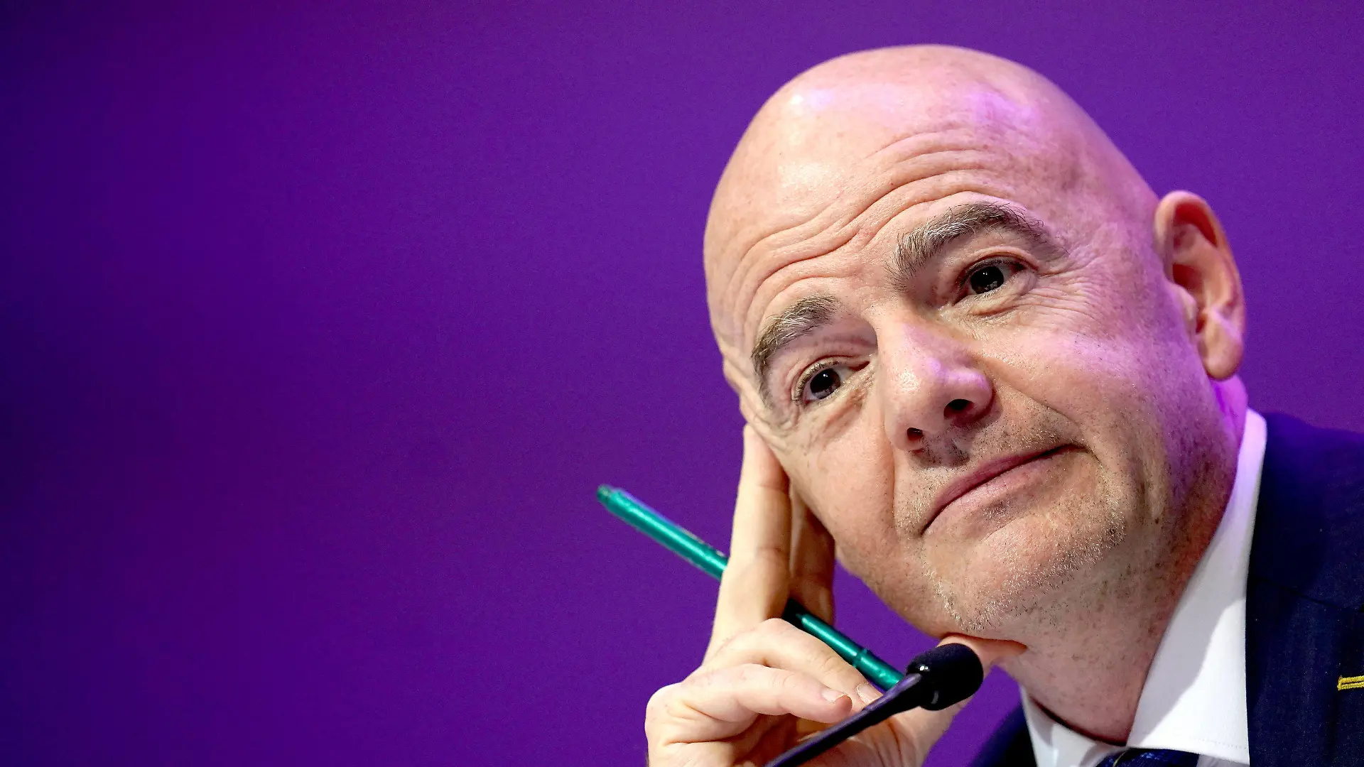 ARCHIV - 31.03.2022, Katar, Doha: Fußball: FIFA-Kongress 2022. Fifa-Präsident Gianni Infantino reagiert auf einer Pressekonferenz nach dem Fifa-Kongress im Doha Exhibition & Convention Center (DECC). (zu dpa: «Infantino kritisiert Angebote für TV-Rechte an Frauen-WM») Foto: Nick Potts/Press Association/dpa +++ dpa-Bildfunk +++