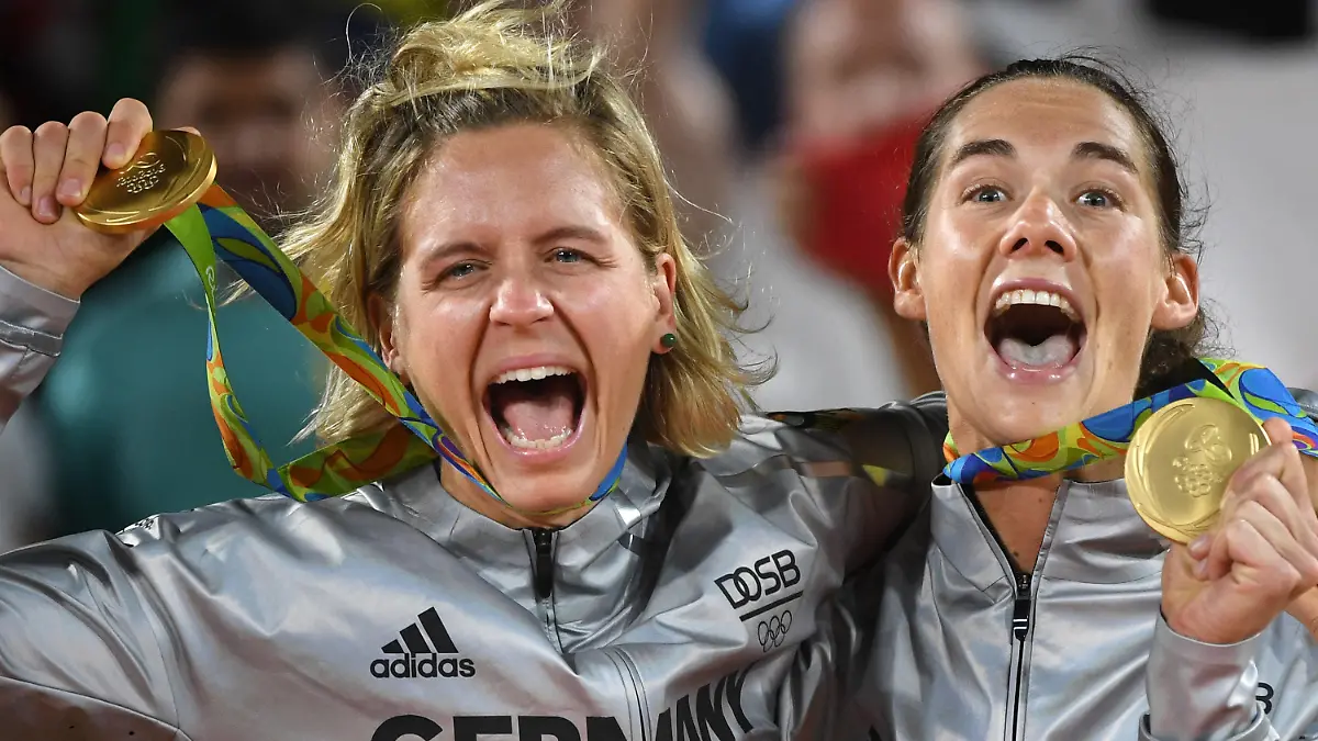 dpatopbilder - Kira Walkenhorst (R) and Laura Ludwig of Germany celebrate on the podium with their gold medals after winning the Women's Beach Volleyball Final at Beach Volleyball Arena Copacabana in Rio de Janeiro, Brazil, 18 August 2016. (zu dpa «Olympische Momente: Sensationen, Rekorde und Enttäuschungen in Rio» vom 01.12.2016) +++(c) dpa - Bildfunk+++