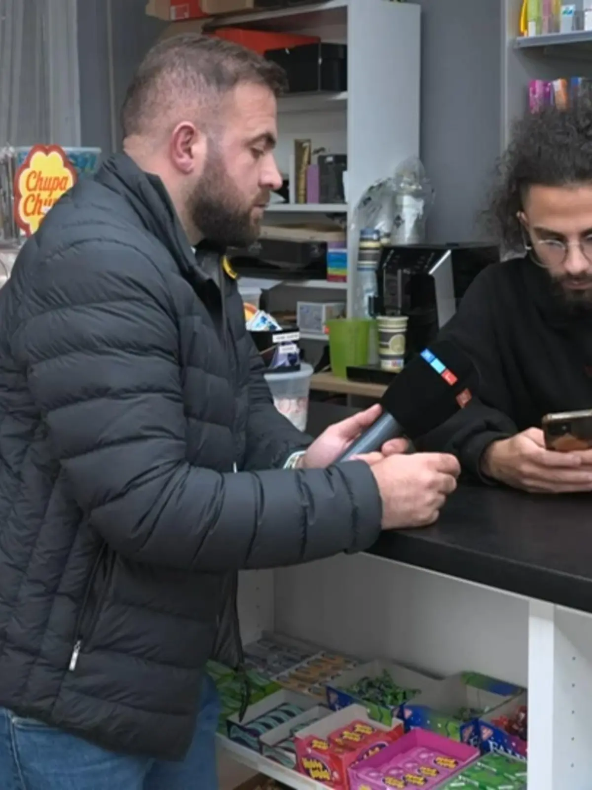 Nach dem Obdachlosenmord sind die drei mutmaßlichen Täter in U-Haft. Ein Kioskbetreiber spricht im RTL-Interview über die Jugendlichen, die den Mann getötet haben sollen und die offenbar nach der Tat in seinem Kiosk eingekauft haben.