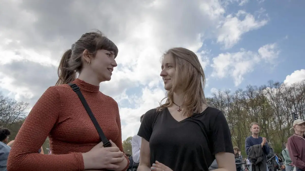 Klimaaktivistin Carla Rochel (rechts im Bild) mit Carla Hinrichs (links im Bild).