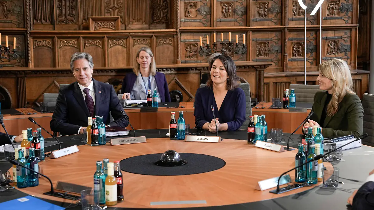  Treffen der G7-Außenministerinnen und Außenminister in Muenster - zweite Arbeitssitzung Aktuell, 04.11.2022, Muenster, Zweite Arbeitssitzung beim G7-Treffen der Ausenminister und Aussenministerinnen im Friedenssaal des Rathaus Muenster. r-l Annalena Baerbock eroeffnet die Sitzung mit ihren Kollegen Muenster Nordrhein-Westfalen Deutschland *** Meeting of G7 Foreign Ministers in Muenster second working session News, 04 11 2022, Muenster, Second working session at the G7 Meeting of Foreign Ministers in the Peace Hall of the City Hall Muenster r l Annalena Baerbock opens the meeting with her colleagues Muenster North Rhine Westphalia Germany