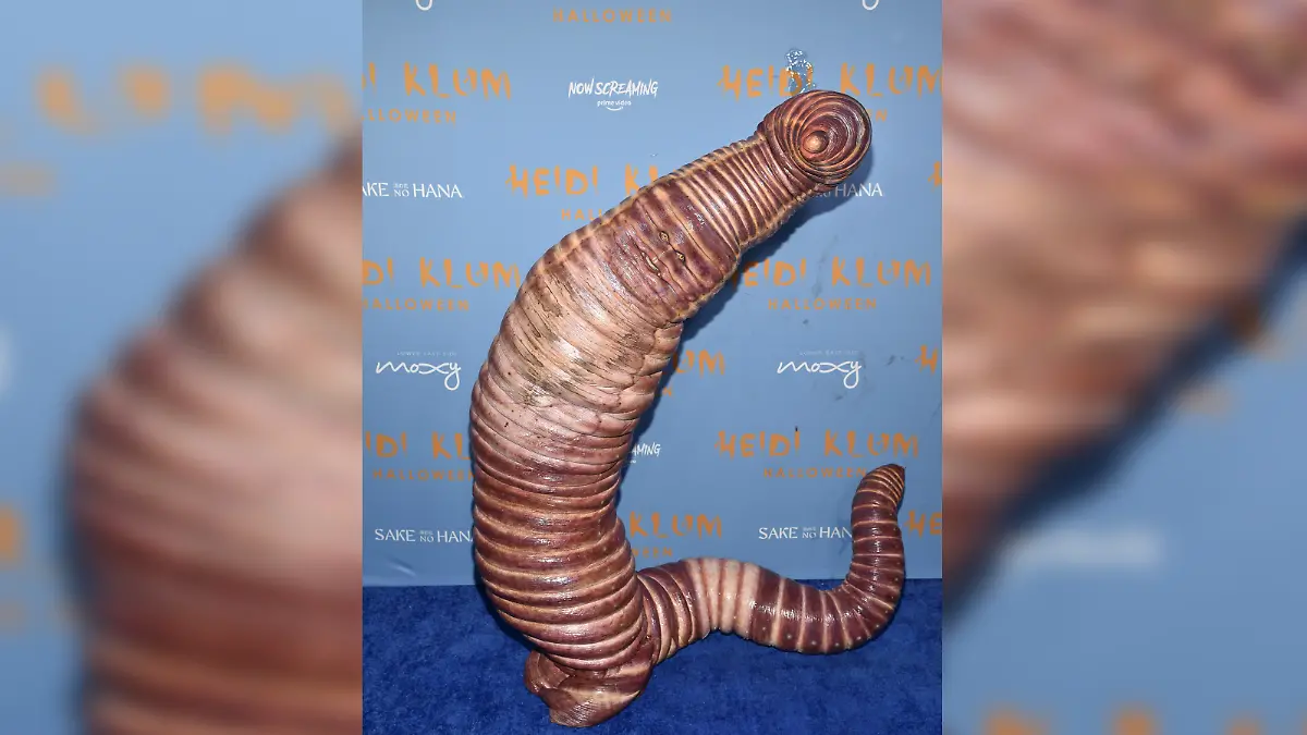 Heidi Klum kam an Halloween 2022 als Wurm.