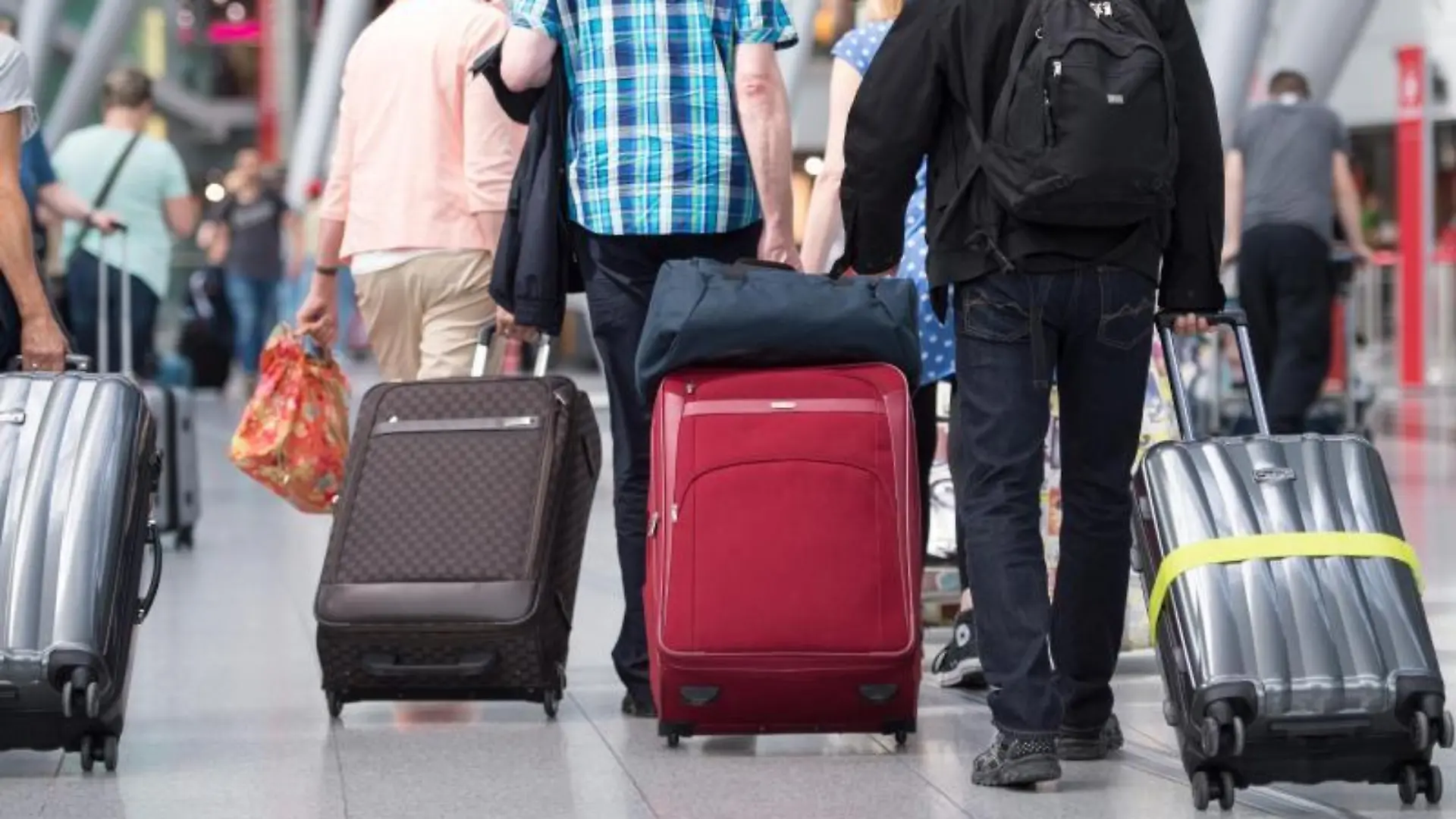 Reisende am Flughafen
