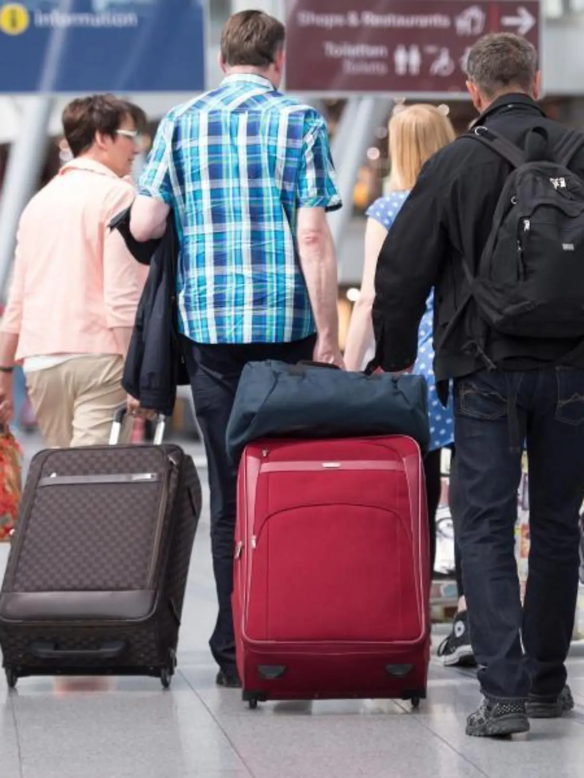 Reisende am Flughafen