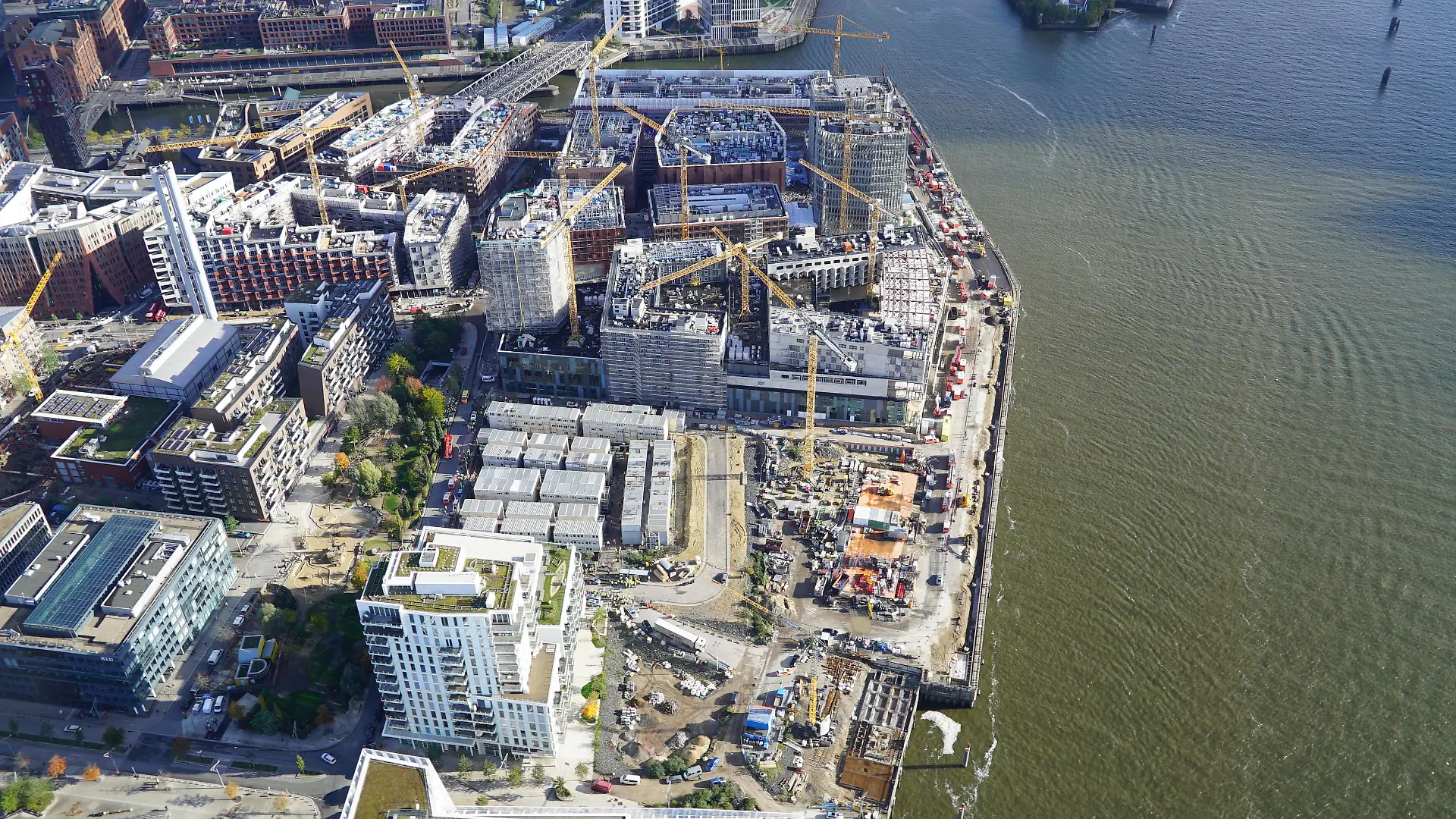 Hamburg, 301023
Gerüst eingestürzt: Mehrere Tote auf Baustelle in Hamburg
In der Hamburger Hafencity hat es am Montagvormittag einen schweren Unfall mit mehreren Toten gegeben. Nach Angaben der Feuerwehr ist ein Gerüst auf einer Baustelle eingestürzt.