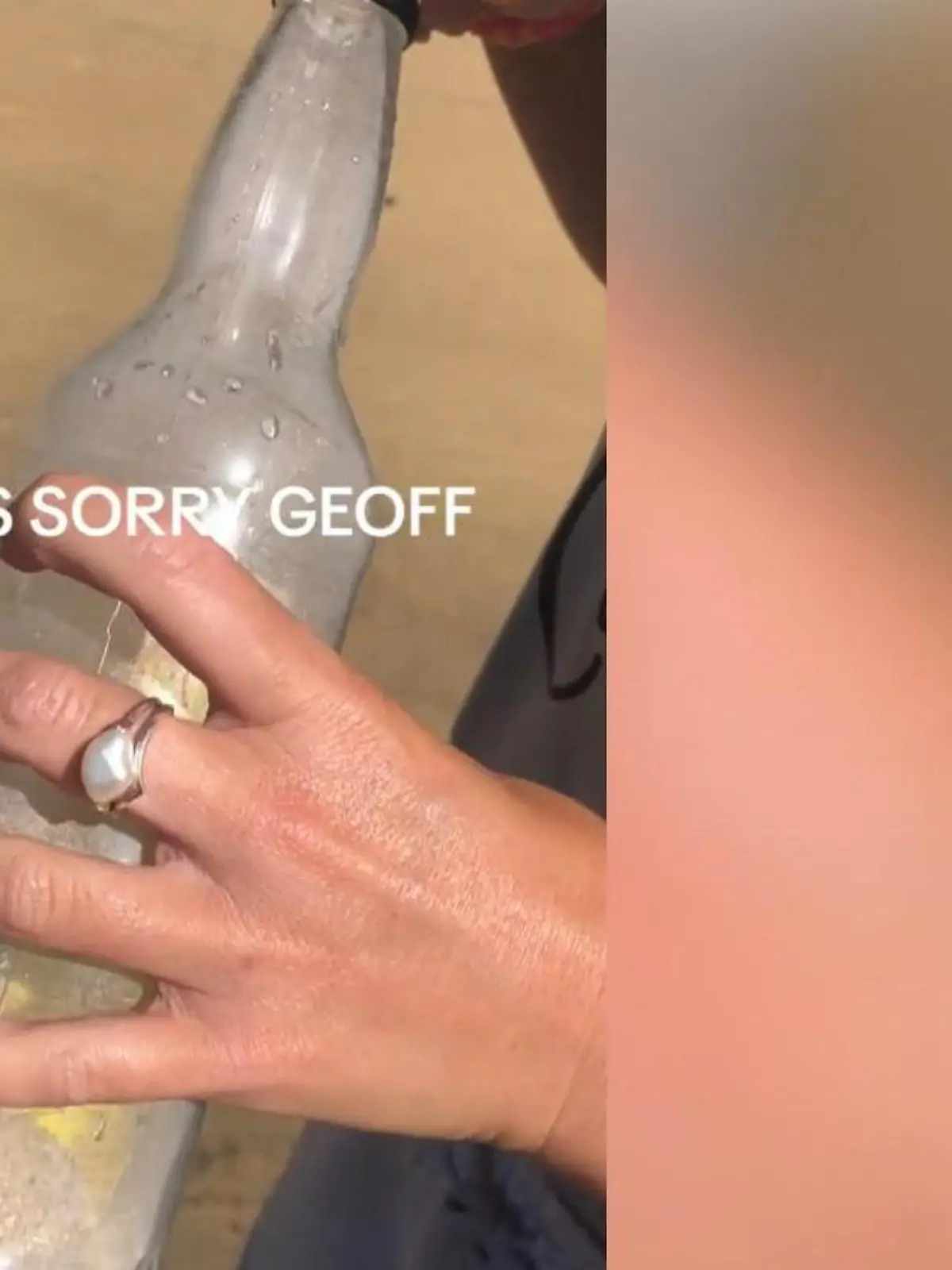 Ein Pärchen findet am Strand in Australien eine Flaschenpost. Um die Nachricht besser lesen zu können, schütten sie den vermeintlichen Sand aus. Doch das bereuen sie sofort.