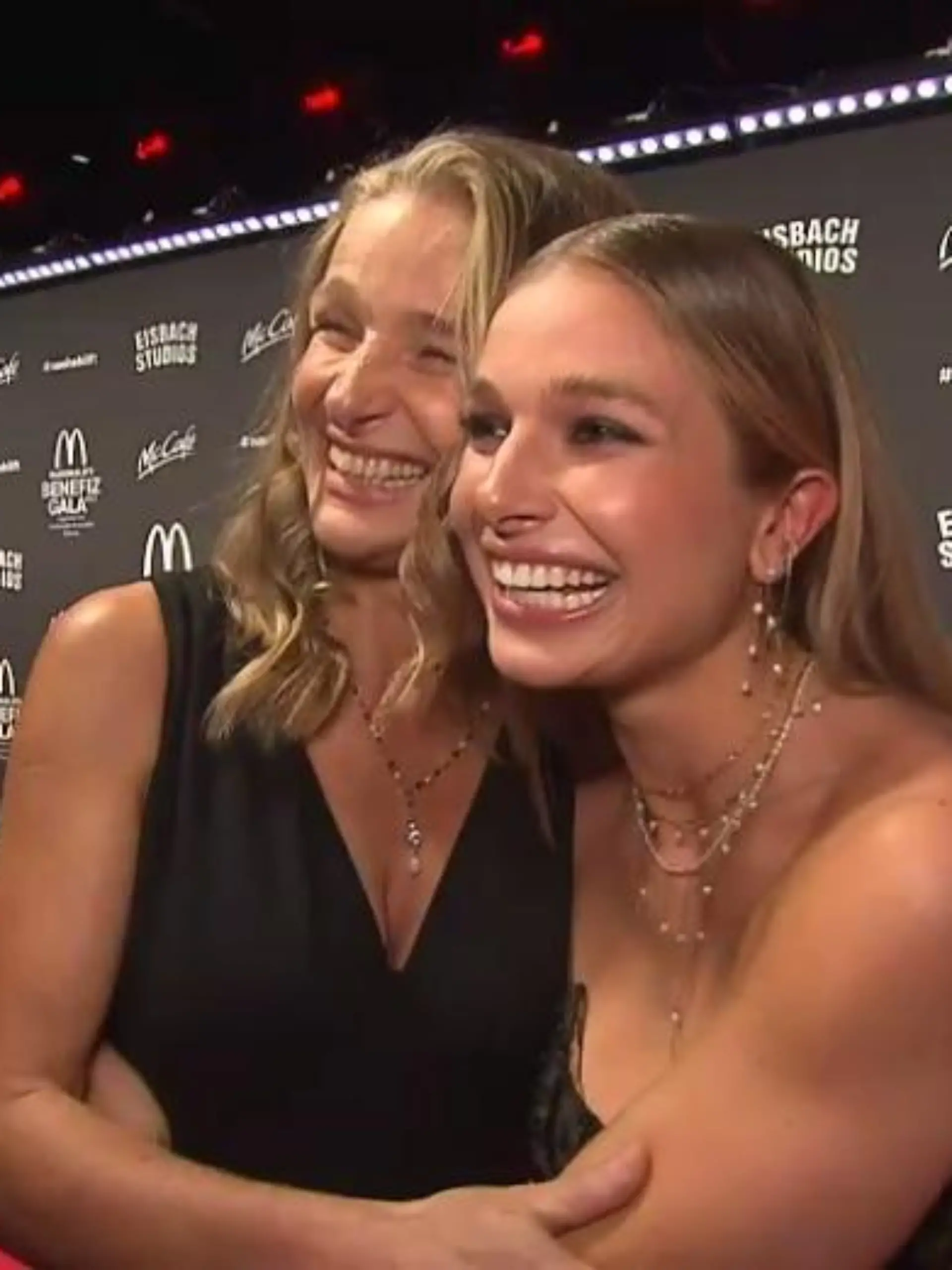 Lola Weippert überrascht mit Mama auf dem roten Teppich