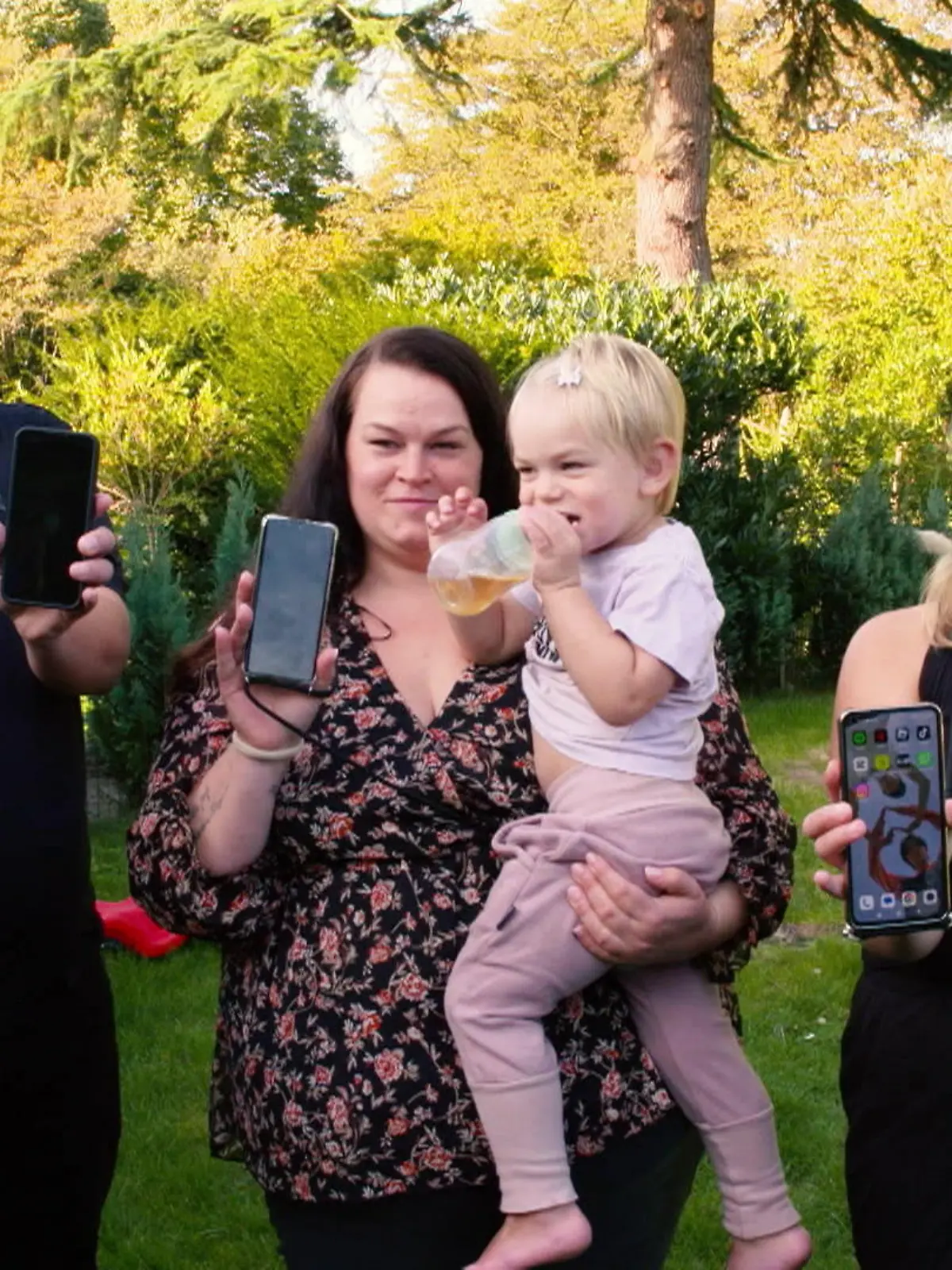 Oh, oh! Diese Eltern haben ganz schön Ärger gekriegt - und zwar von ihren Kids! Der Grund: Anscheinend hängen sie zu viel am Handy, die Kids wünschen sich mehr Aufmerksamkeit und Familienzeit. Daher gilt ein Wochenende lang komplettes Handyverbot. Wie das abläuft...