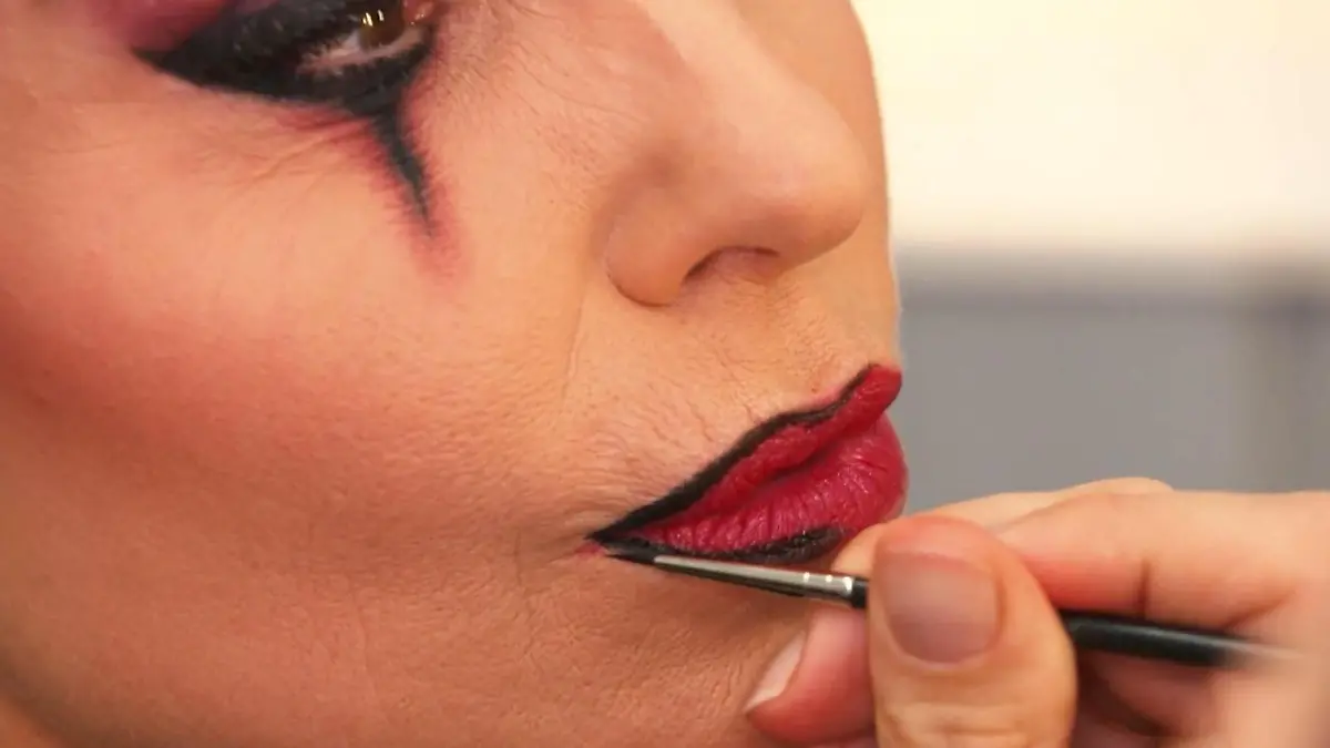 Grusel-schön: Halloween-Styling ganz einfach zum Nachmachen „Unter uns“-Star Tabea Heynig zeigt, wie es geht