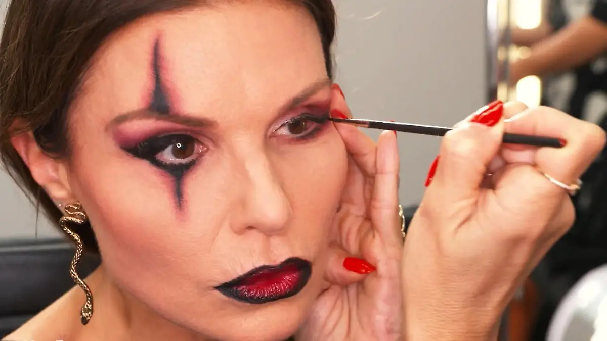Auch allein kriegt „Unter uns“-Schauspielerin Tabea Heynig die „Smokey Eyes“ für ihr Grusel-Clown-Gesicht schon ganz gut hin.