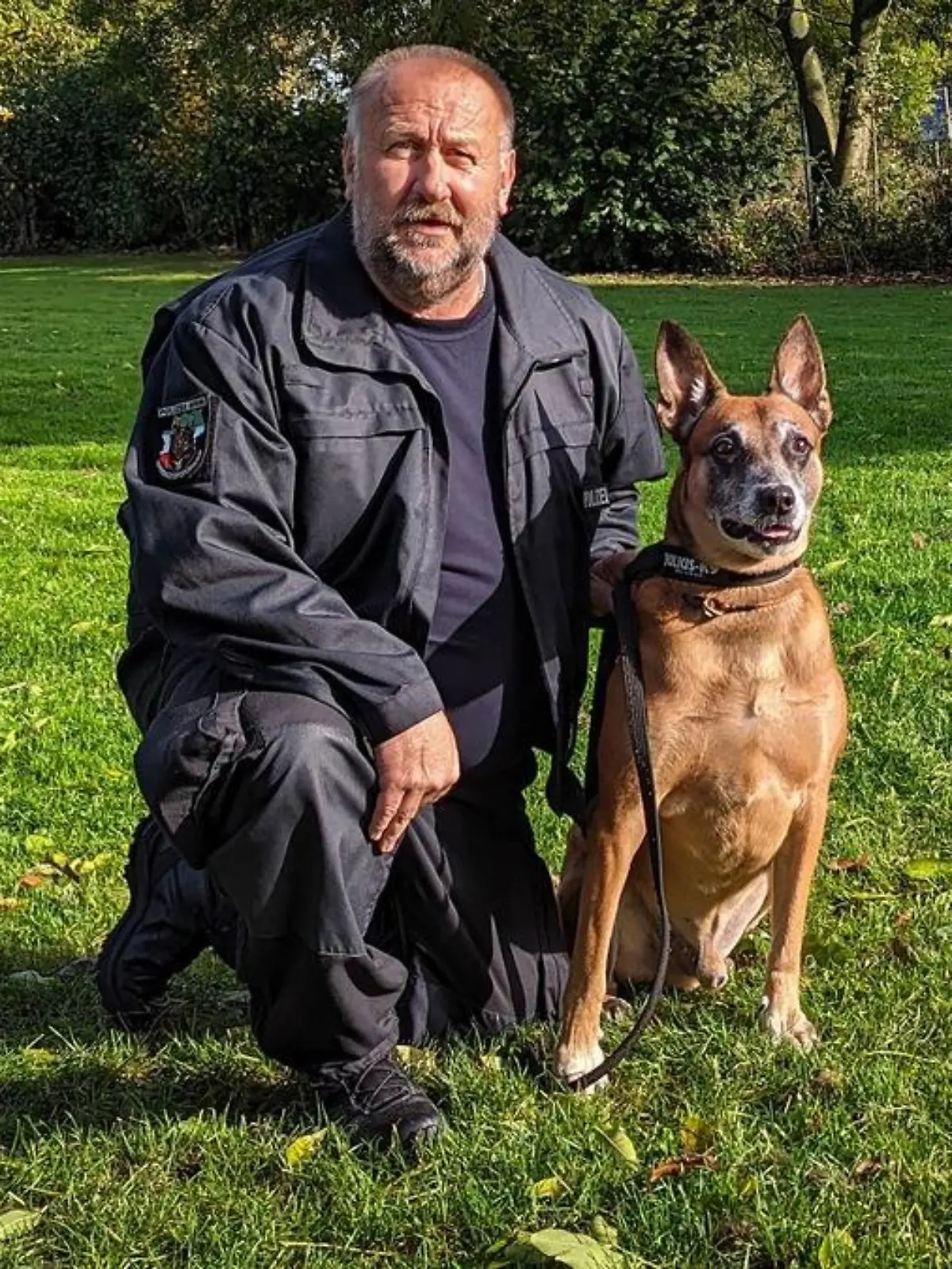 Diensthundführer Frank Karkowski und Polizeihund Günni gehen in Pension