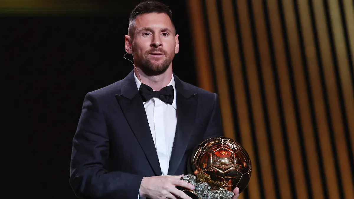Soccer Football - 2023 Ballon d'Or - Chatelet Theatre, Paris, France - October 30, 2023 Inter Miami's Lionel Messi with the men's Ballon d'Or REUTERS/Stephanie Lecocq