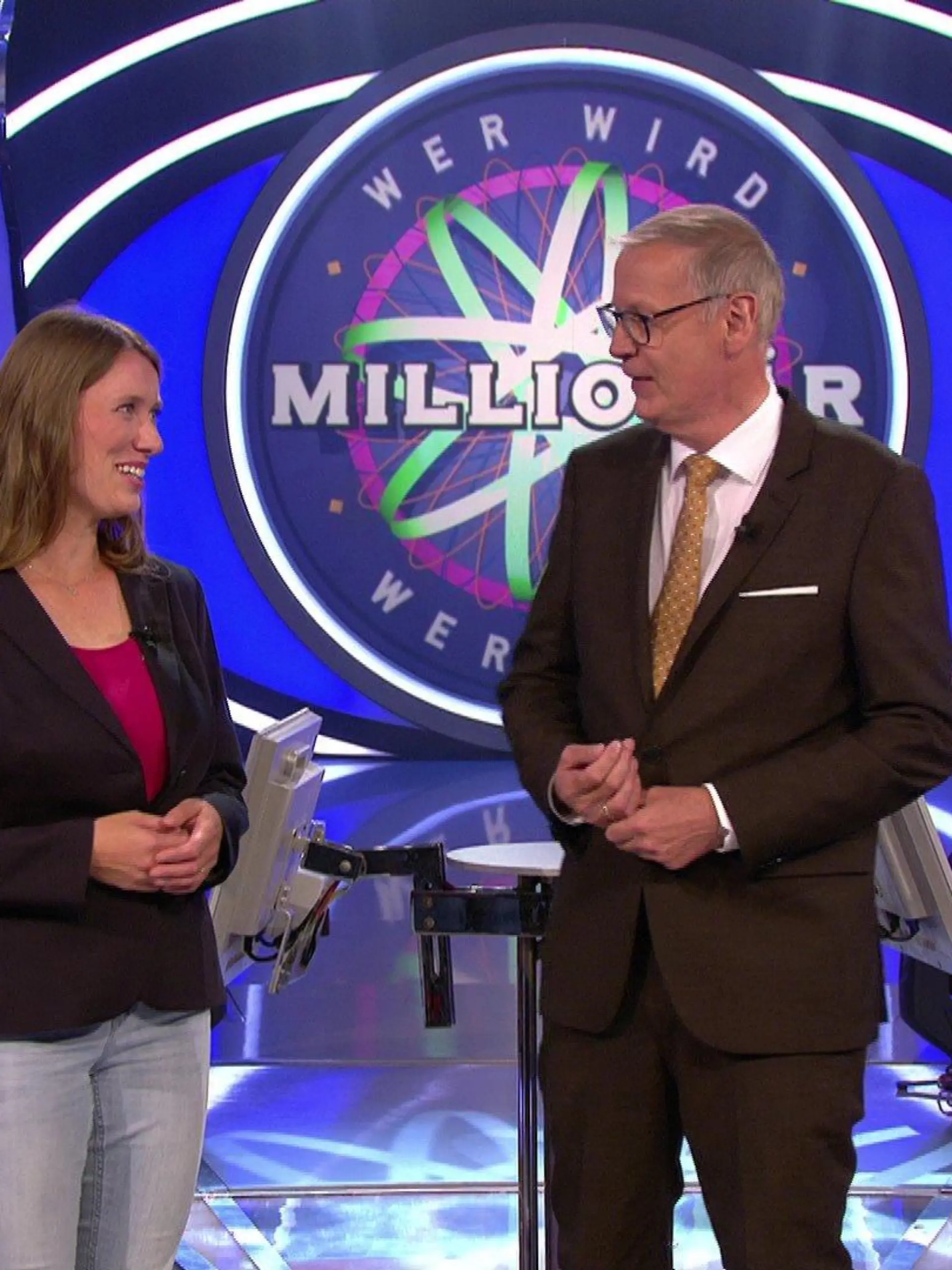 Gut gemacht! Nächstes Mal begrüßt „Wer wird Millionär?“-Moderator Günther Jauch seine Überhangkandidatin Elisa Reimschon mit der 16.000-Euro-Frage.