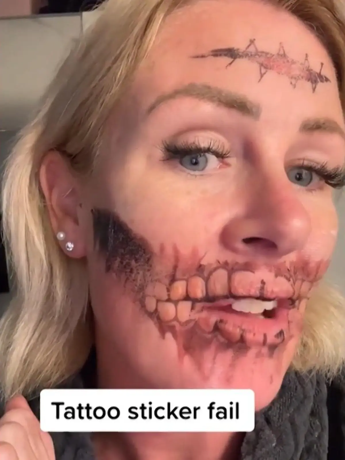 Zu Halloween hat sich diese Frau ein Klebe-Tattoo in ihr Gesicht geklebt und macht später eine schockierende Beobachtung: Das Tattoo geht nicht mehr ab! Tagelang versucht sie unterschiedliche Mittel ohne Erfolg. Doch dann die Erlösung: Ein Internetnutzer schlägt Paketband vor und das Tattoo geht tatsächlich ab.