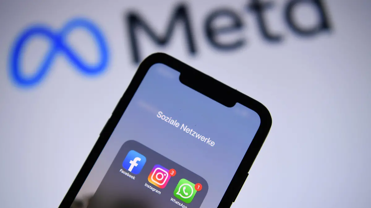  Facebook-Konzern heißt jetzt Meta Der Facebook Konzern heißt künftig Meta. Der Konzern gilt als Dachgesellschaft für Dienste wie Facebook, WhatsApp und Instagram. Facebook-Gründer Mark Zuckerberg gab dies am Donnerstag bekannt. Er will den Fokus auf die neue virtuelle Umgebung Metaverse lenken. *** Facebook Group is now called Meta The Facebook Group is now called Meta The group is considered the umbrella company for services such as Facebook, WhatsApp and Instagram Facebook founder Mark Zuckerberg announced this on Thursday He wants to focus on the new virtual environment Metaverse xHDx