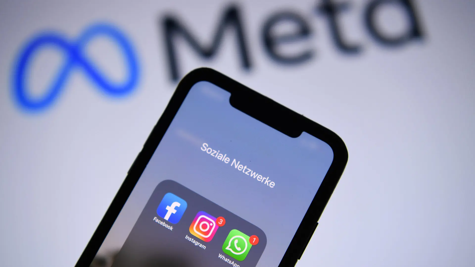 Facebook-Konzern heißt jetzt Meta Der Facebook Konzern heißt künftig Meta. Der Konzern gilt als Dachgesellschaft für Dienste wie Facebook, WhatsApp und Instagram. Facebook-Gründer Mark Zuckerberg gab dies am Donnerstag bekannt. Er will den Fokus auf die neue virtuelle Umgebung Metaverse lenken. *** Facebook Group is now called Meta The Facebook Group is now called Meta The group is considered the umbrella company for services such as Facebook, WhatsApp and Instagram Facebook founder Mark Zuckerberg announced this on Thursday He wants to focus on the new virtual environment Metaverse xHDx