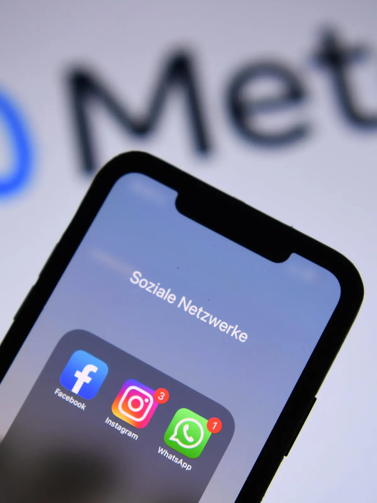  Facebook-Konzern heißt jetzt Meta Der Facebook Konzern heißt künftig Meta. Der Konzern gilt als Dachgesellschaft für Dienste wie Facebook, WhatsApp und Instagram. Facebook-Gründer Mark Zuckerberg gab dies am Donnerstag bekannt. Er will den Fokus auf die neue virtuelle Umgebung Metaverse lenken. *** Facebook Group is now called Meta The Facebook Group is now called Meta The group is considered the umbrella company for services such as Facebook, WhatsApp and Instagram Facebook founder Mark Zuckerberg announced this on Thursday He wants to focus on the new virtual environment Metaverse xHDx