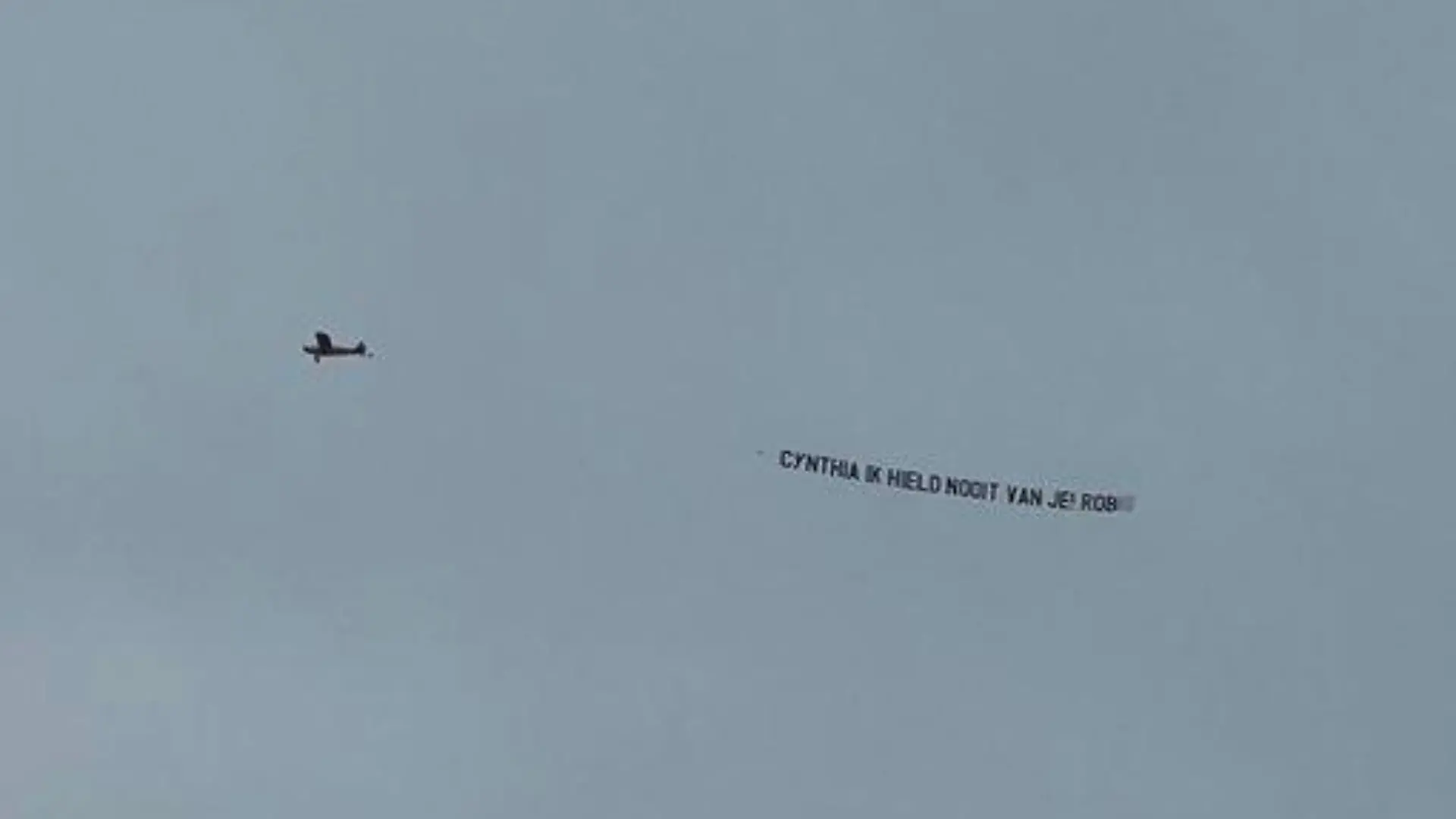Ein niederländischer (Ex-) Liebhaber namens macht einer Frau eine deutliche Botschaft: „Cynthia, ich habe dich nie geliebt!“ steht auf dem Flugzeug-Banner.