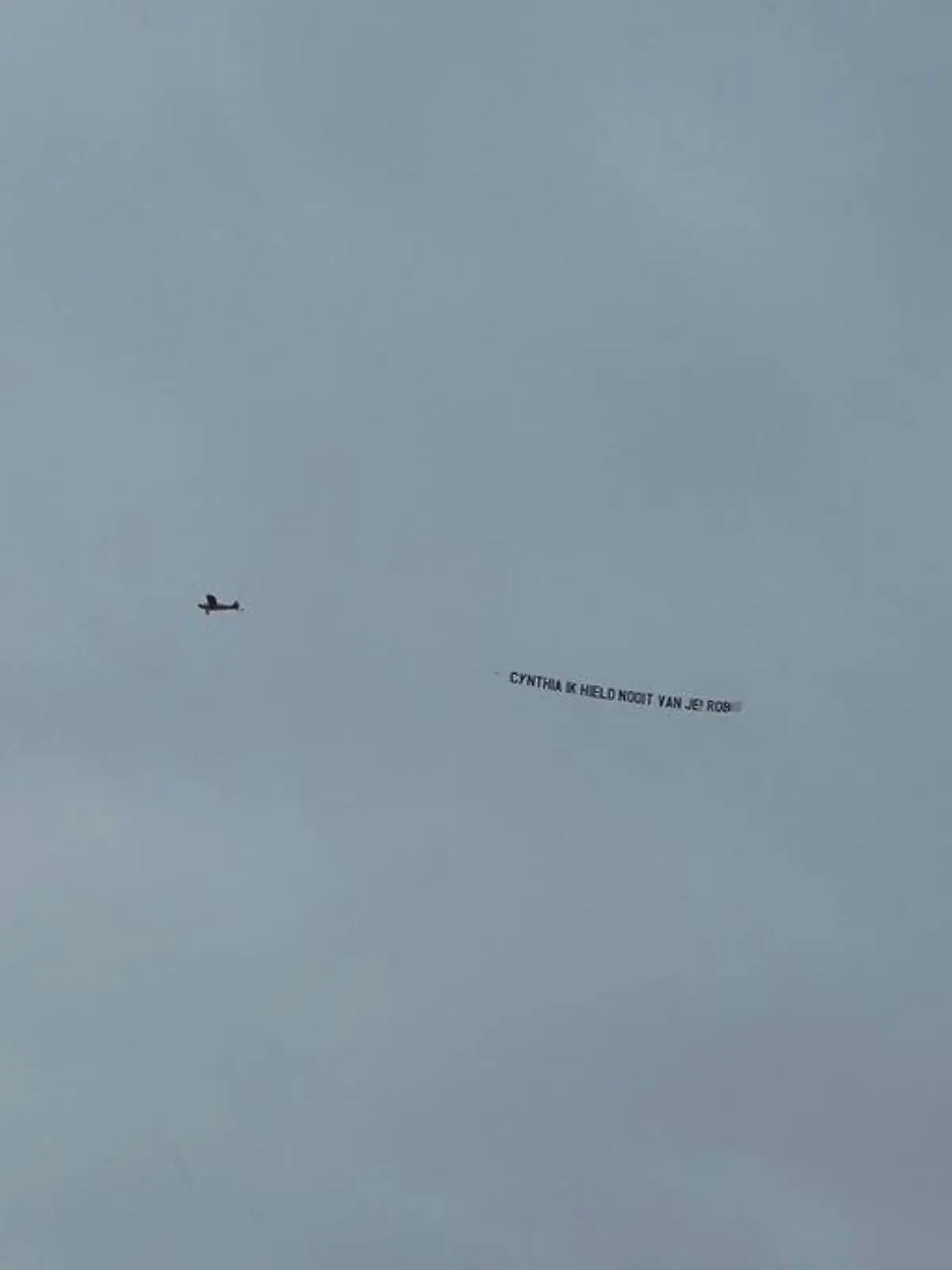 Ein niederländischer (Ex-) Liebhaber namens macht einer Frau eine deutliche Botschaft: „Cynthia, ich habe dich nie geliebt!“ steht auf dem Flugzeug-Banner.