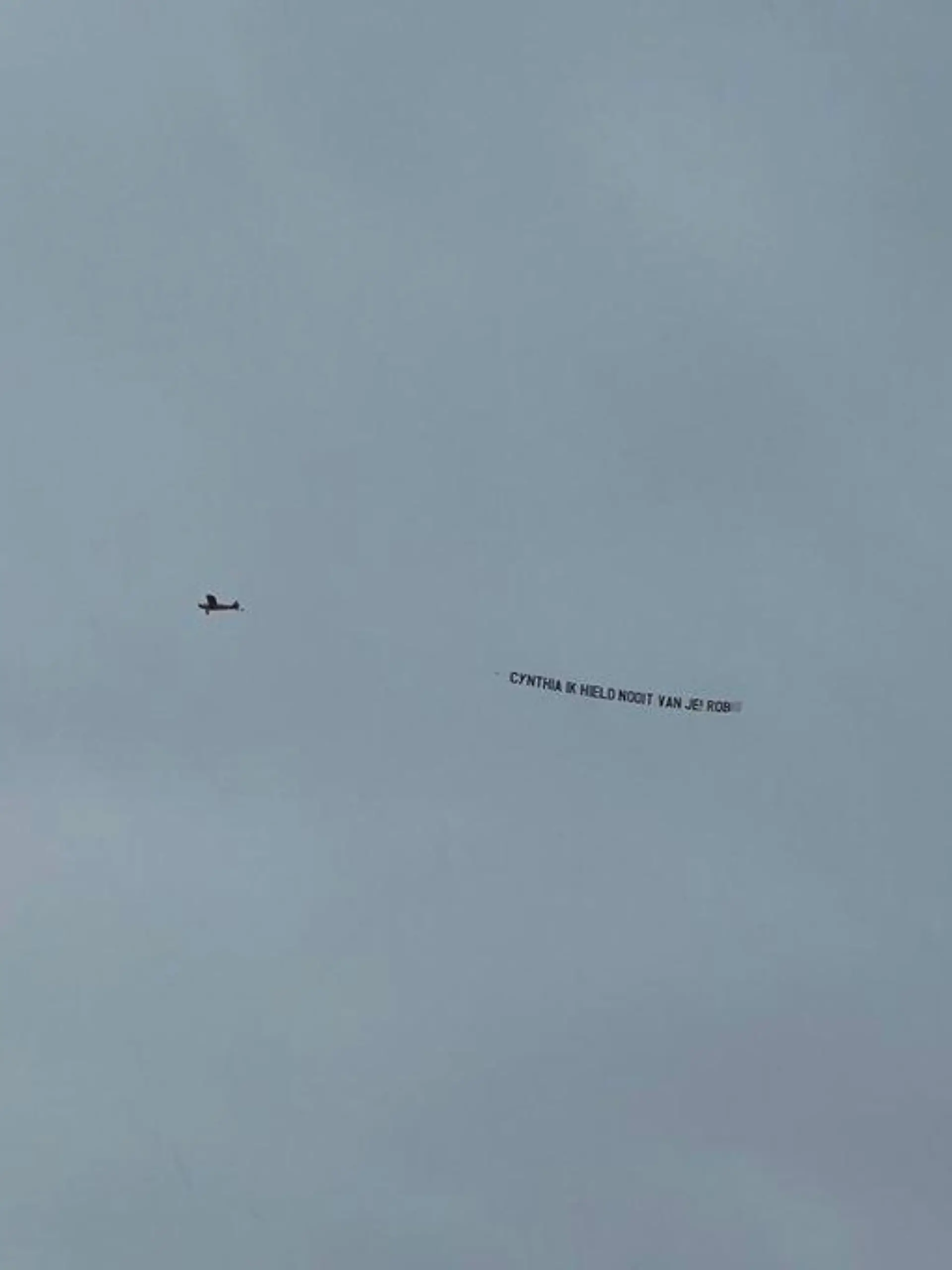 Ein niederländischer (Ex-) Liebhaber namens macht einer Frau eine deutliche Botschaft: „Cynthia, ich habe dich nie geliebt!“ steht auf dem Flugzeug-Banner.