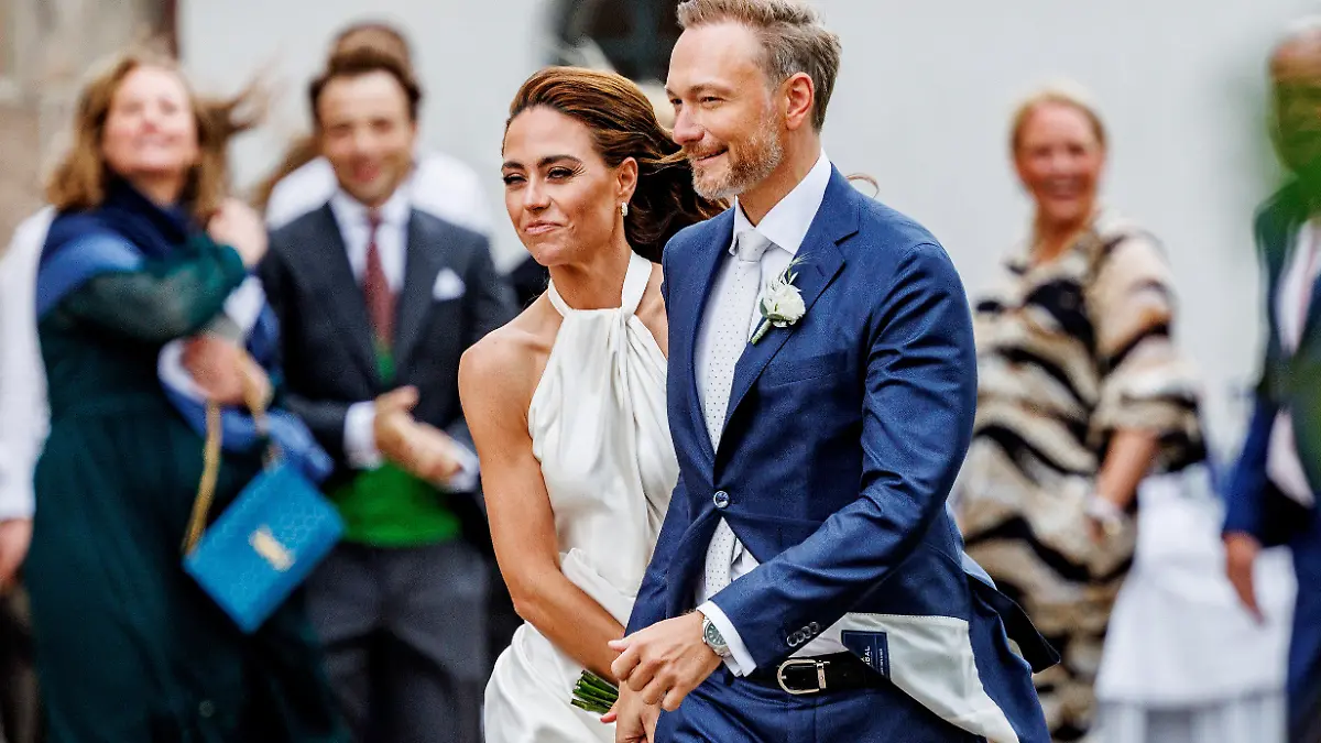 09.07.2022, Schleswig-Holstein, Keitum/Sylt: Bundesfinanzminister Christian Lindner (FDP) und seine Frau Franca Lehfeldt kommen nach der kirchlichen Trauung aus der Kirche St. Severin. Lindner hat seine Partnerin Lehfeldt am 07. Juli 2022 auf Sylt standesamtlich geheiratet. Foto: Axel Heimken/dpa +++ dpa-Bildfunk +++