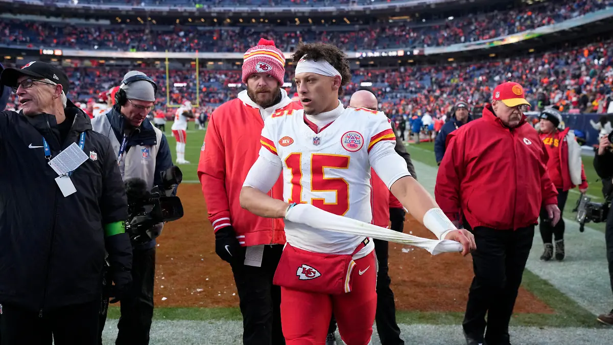29.10.2023, USA, Denver: American Football: Profiliga NFL, Hauptrunde, Denver Broncos - Kansas City Chiefs. Kansas City Chiefs Quarterback Patrick Mahomes verlässt das Spielfeld. Foto: David Zalubowski/AP +++ dpa-Bildfunk +++