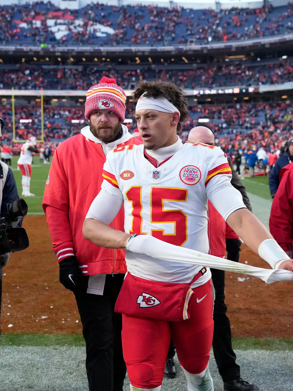 29.10.2023, USA, Denver: American Football: Profiliga NFL, Hauptrunde, Denver Broncos - Kansas City Chiefs. Kansas City Chiefs Quarterback Patrick Mahomes verlässt das Spielfeld. Foto: David Zalubowski/AP +++ dpa-Bildfunk +++