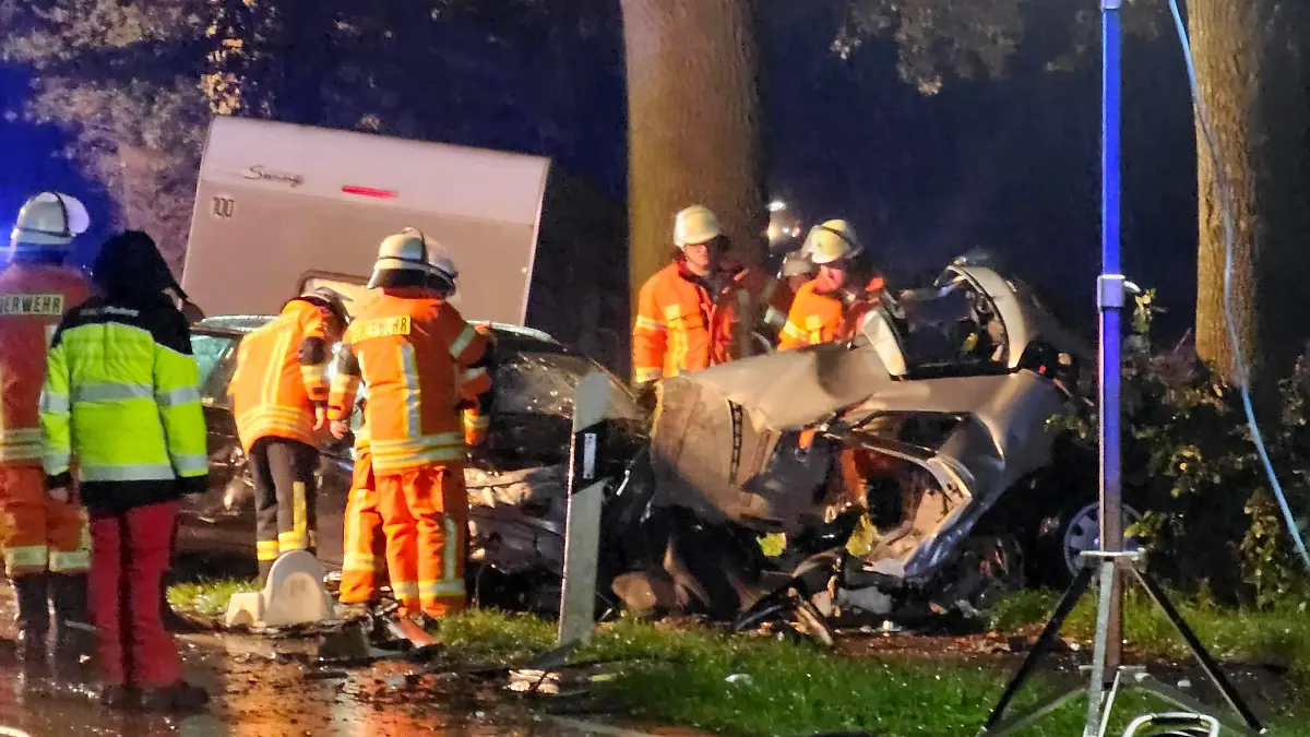 31.10.2023, Niedersachsen, Werlte/Sögel: Rettungskräfte sind an einer Unfallstelle im Einsatz. Bei einem Frontalzusammenstoß beim Abbiegen ist ein 34 Jahre alter Autofahrer im Landkreis Emsland ums Leben gekommen. Sein Auto kollidierte nach Angaben eines Polizeisprechers am Montagabend auf einer Kreisstraße zwischen Werlte und Sögel mit dem Wagen einer Familie. Dessen 37 Jahre alte Fahrerin wurde demnach schwer verletzt, ihr 43-jähriger Mann und ihre zwei kleinen Kinder - eine Vierjährige und ein Einjähriger - erlitten leichte Verletzungen. Foto: Nord-West-Media TV/dpa +++ dpa-Bildfunk +++